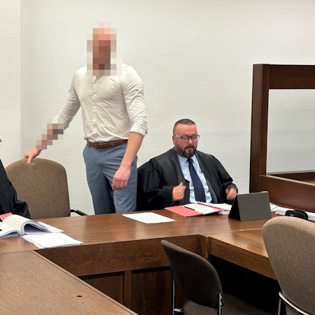Auf der Anklagebank Platz nahm der mutmaßlich verantwortliche Täter (M.) mit seinen Verteidigern Christopher Posch, (l.) und Tamer Yakin (r.) Platz.