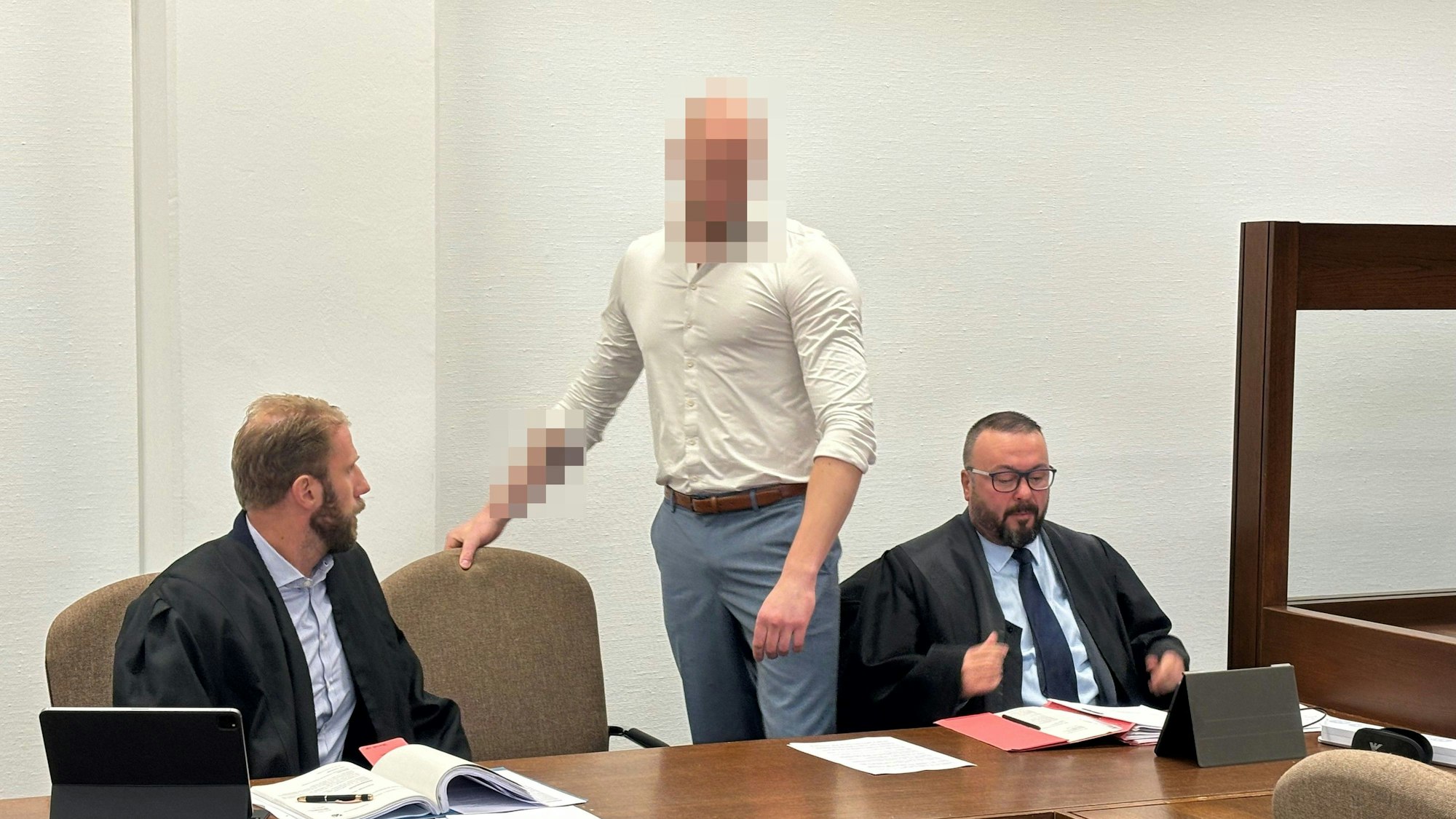 Auf der Anklagebank Platz nahm der mutmaßlich verantwortliche Täter (M.) mit seinen Verteidigern Christopher Posch, (l.) und Tamer Yakin (r.) Platz.