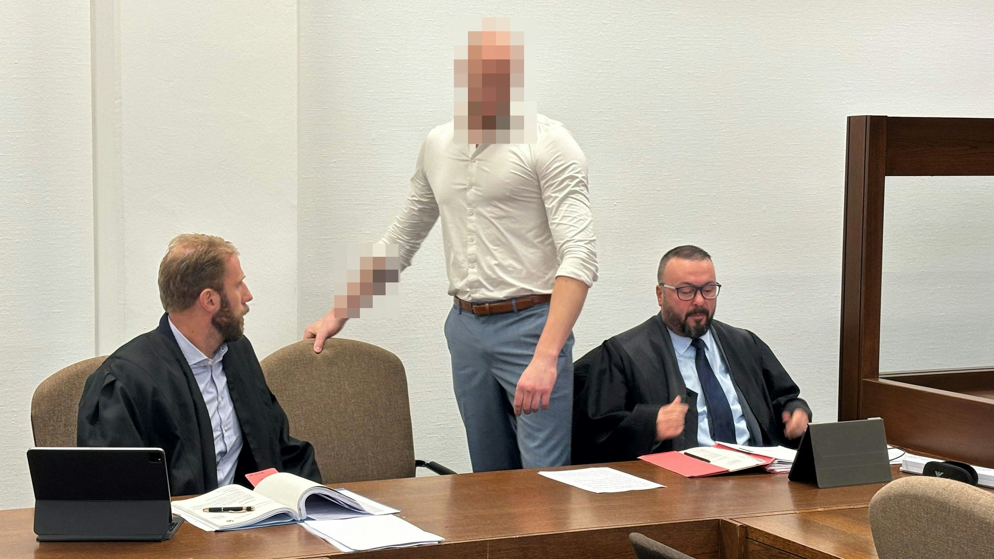 Links Verteidiger Christopher Posch, Angeklagter (M.), rechts Verteidiger Tamer Yakin.