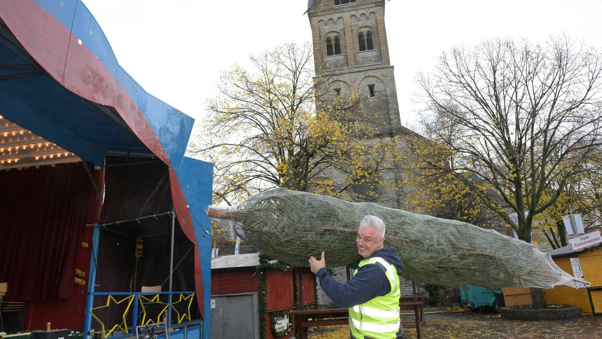 Die Vorbereitungen für den Weihnachtsmarkt laufen in Bergisch Gladbach. Am Donnerstag öffnet er die Tore.