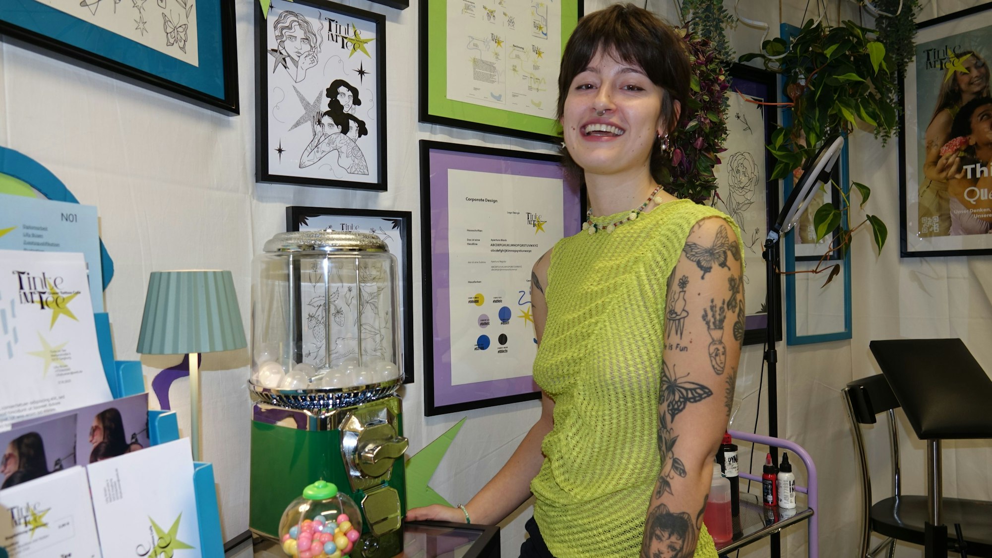 Sieben Absolvent*innen stellten ihre Arbeiten in den Räumen der Rhein-Sieg Akademie aus, hier steht Lilly Büsen in ihrem Café „Tinte im Tee“.