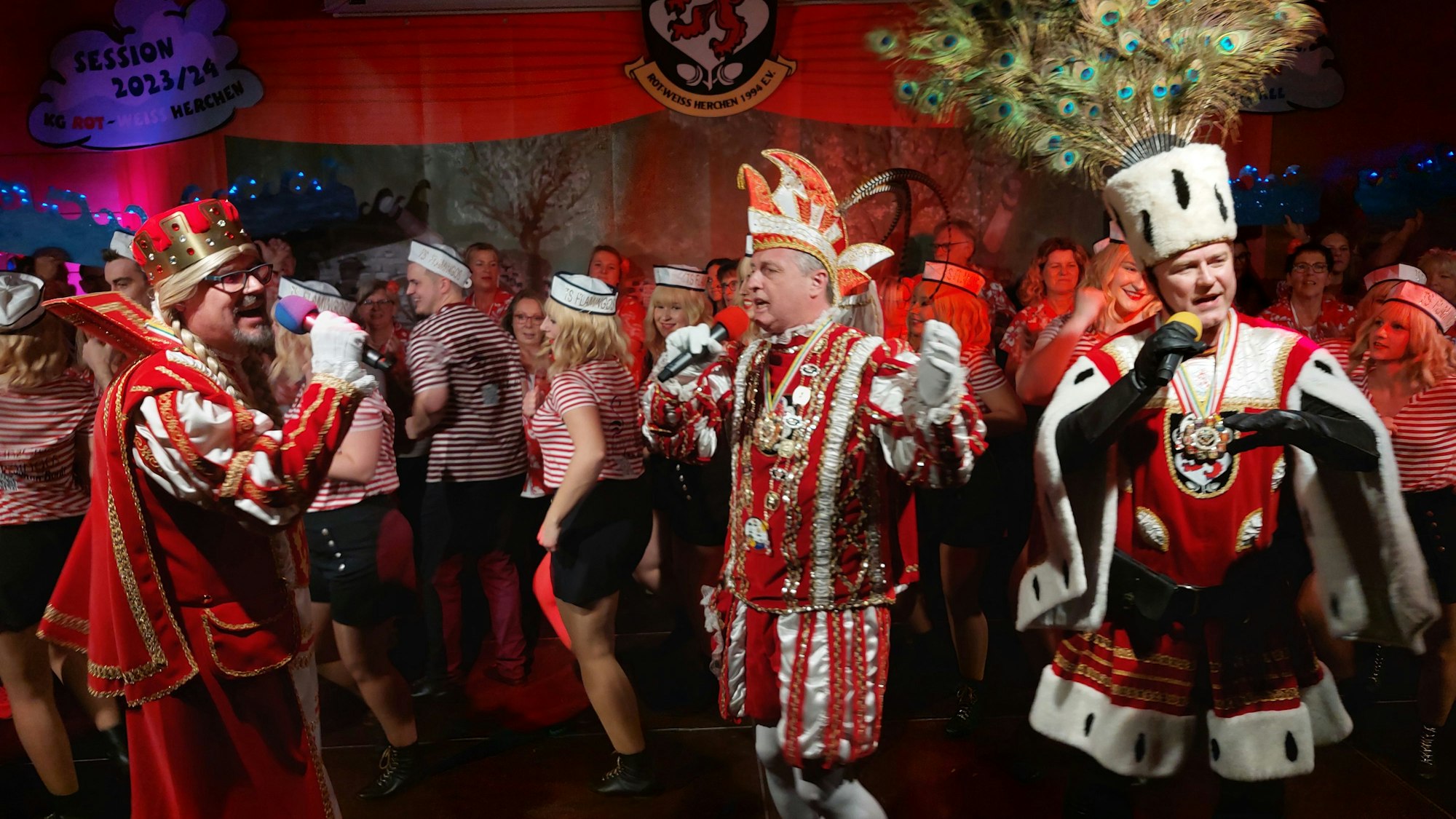 Proklamation in Windeck, die KG Rot-Weiß Herchen präsentierte ihr Dreigestirn im Siegtaler Hof