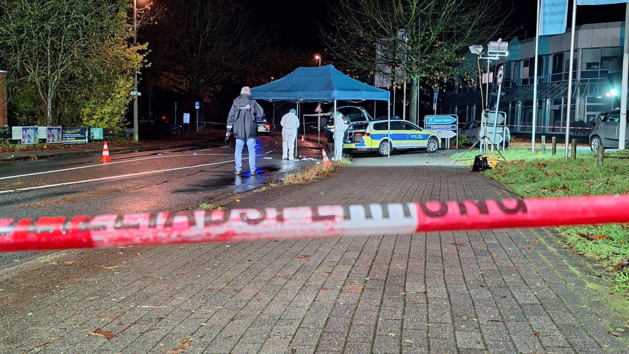 Polizisten untersuchen den Tatort.
