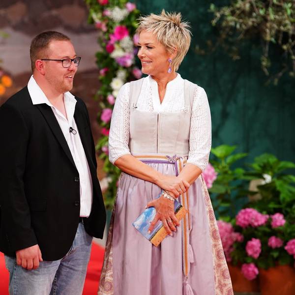 Stephan aus der Vulkaneifel und Moderatorin Inka Bause beim Scheunenfest zum Auftakt der 19. Staffel der RTL-Show „Bauer sucht Frau“.