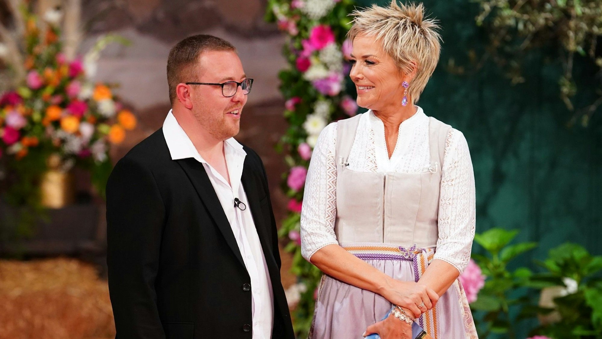 Stephan aus der Vulkaneifel und Moderatorin Inka Bause beim Scheunenfest zum Auftakt der 19. Staffel der RTL-Show „Bauer sucht Frau“.