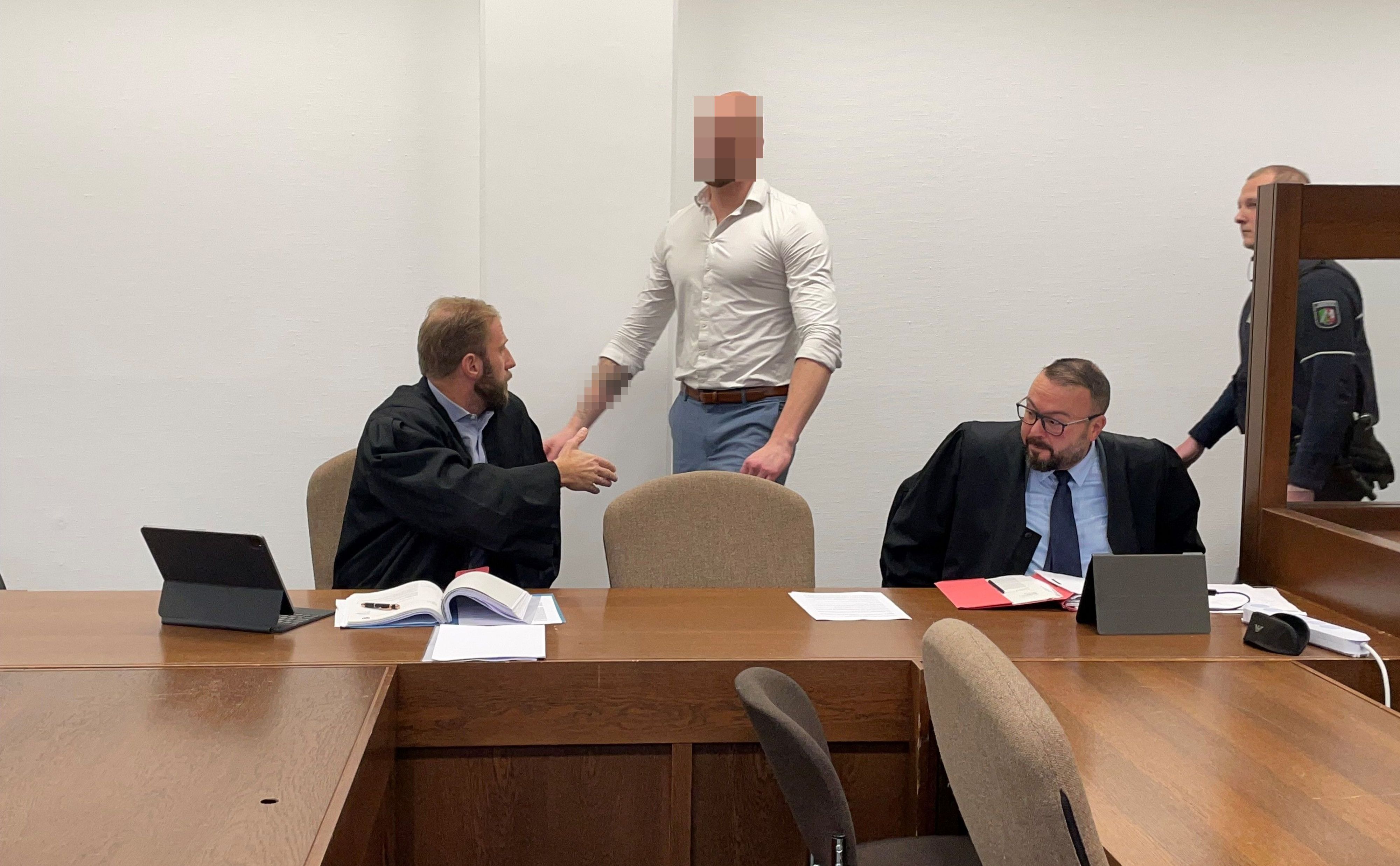 Der Angeklagte mit seinen Verteidigern Christopher Posch (l.) und Tamer Yaikin im Kölner Landgericht.