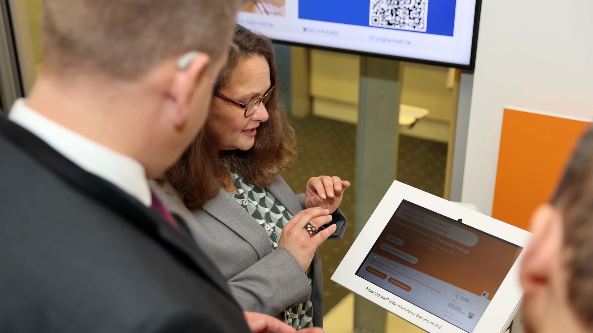 Staatssekretär Matthias Heidmeier und Konstanze Birkner (Netzwerk für Organspende NRW) testen den neuen Automaten.