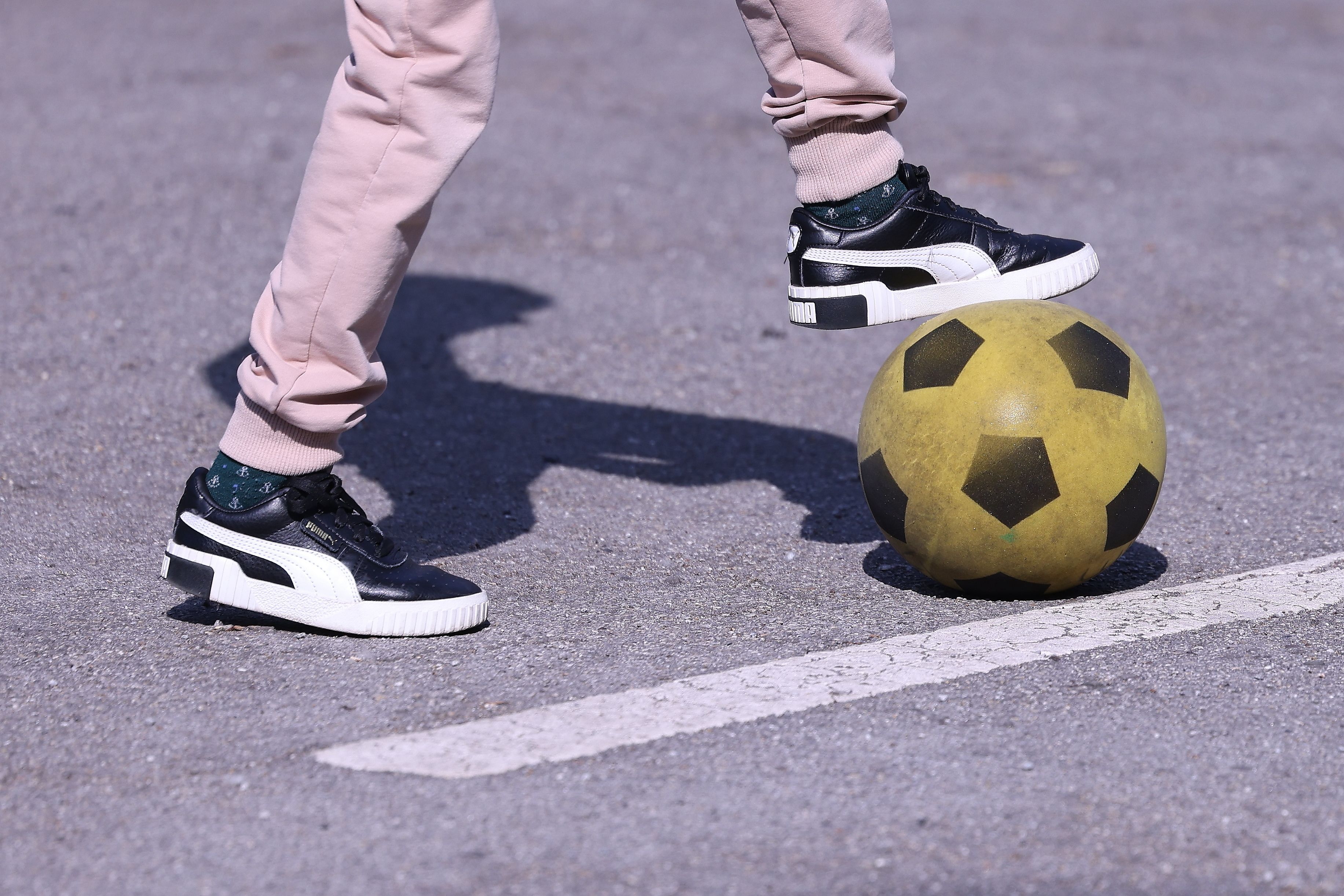 Ein Kind spielt Fußball.