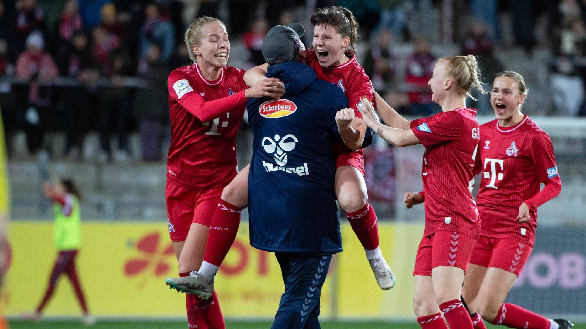 Adriana Achinska FC Koeln, 09, Celina Degen FC Koeln, 05, Daniel Weber FC Koeln, Trainer, Anna Gerhardt FC Koeln, 21jubeln ueber das Tor zum 2:3, GER, SC Freiburg vs FC Koeln, Fussball Google Pixel Frauen Bundesliga, 8. Spieltag, Saison 2023/2024, 20.11.2023 DFB regulations prohibit any use of photographs as image sequences and/or quasi-video GER, SC Freiburg vs FC Koeln, Fussball Google Pixel Frauen Bundesliga, 8. Spieltag, Saison 2023/2024, 20.11.2023 Freiburg *** Adriana Achinska FC Koeln, 09 , Celina Degen FC Koeln, 05 , Daniel Weber FC Koeln, Trainer , Anna Gerhardt FC Koeln, 21 jubilate over the goal to 2 3, GER, SC Freiburg vs FC Koeln, Football Google Pixel Womens Bundesliga, 8 Matchday, Season 2023 2024, 20 11 2023 DFB regulations prohibit any use of photographs as image sequences and or quasi video GER, SC Freiburg vs FC Koeln, Football Google Pixel Womens Bundesliga, 8 Matchday, Season 2023 2024, 20 11 2023 Freiburg Copyright: xEibner-Pressefoto/Memmlerx EP_MMR