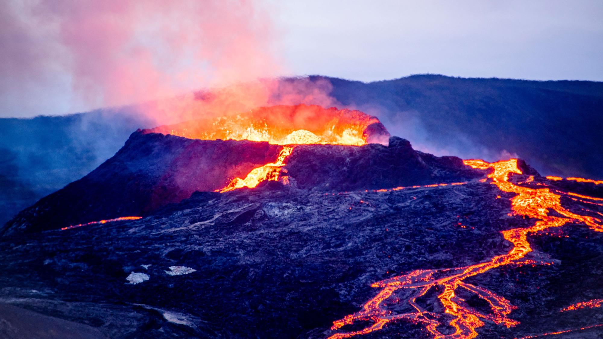 Der Fagradalsfjall-Vulkan auf der Halbinsel Reykjanes ist zuletzt 2021 ausgebrochen. Nun fürchten Wissenschaftler eine Eruption nahe der isländischen Stadt Grindavik. (Archivbild)