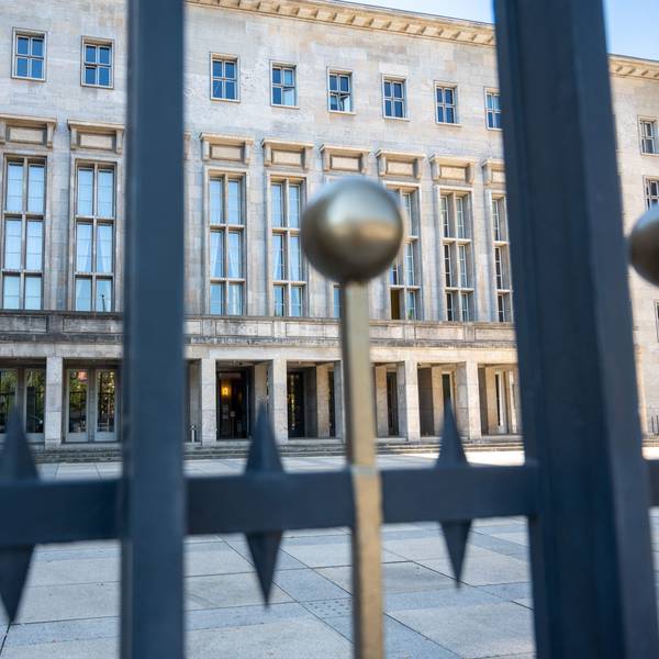 Berlin: Durch ein Gitter am Tor ist das Bundesministerium der Finanzen zu sehen.