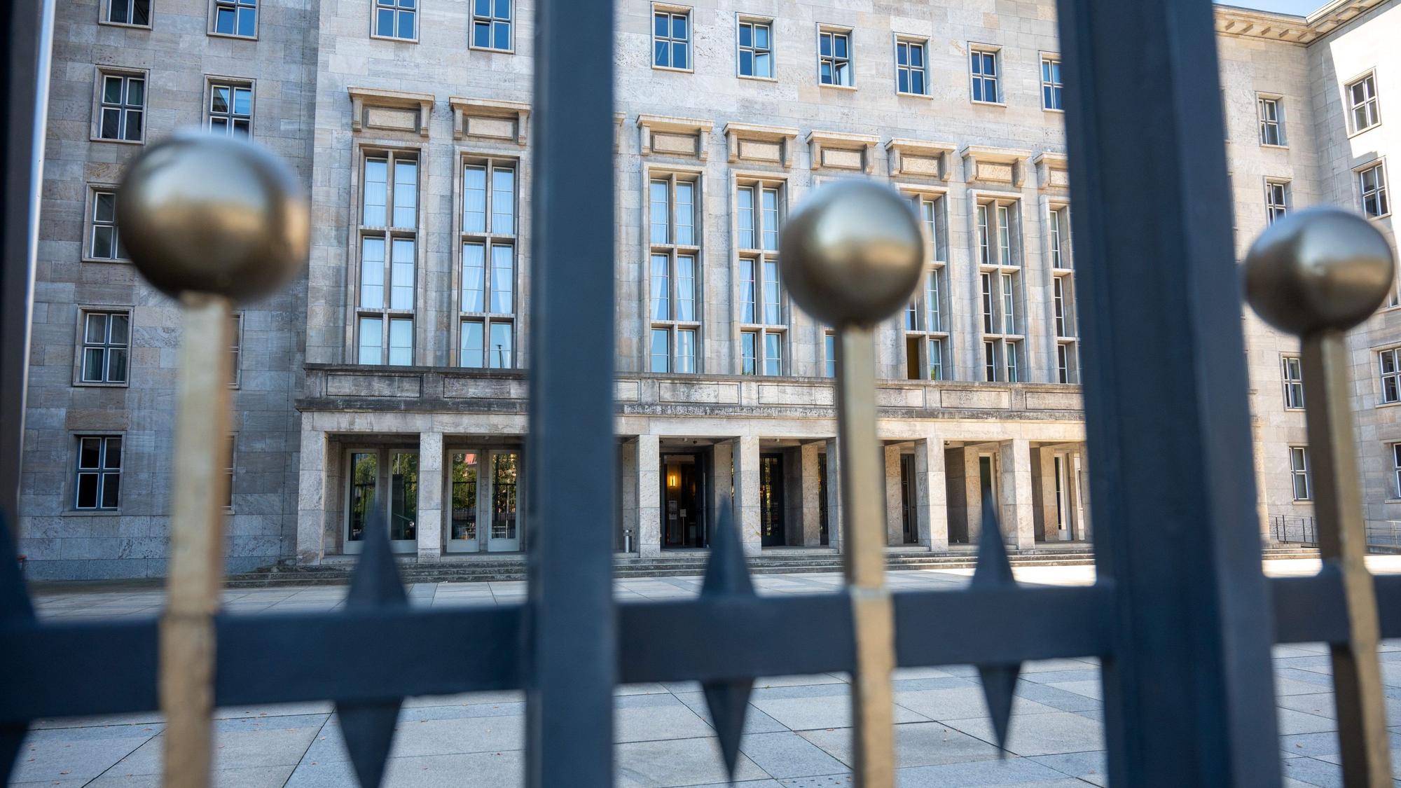 Berlin: Durch ein Gitter am Tor ist das Bundesministerium der Finanzen zu sehen.