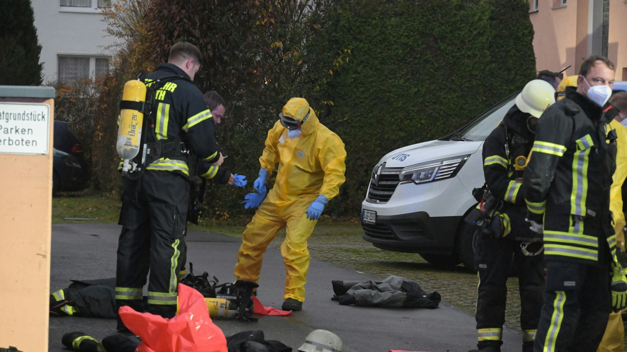 Das Foto zeigt Einsatzkräfte der Rösrather Feuerwehr bei ihrem Einsatz