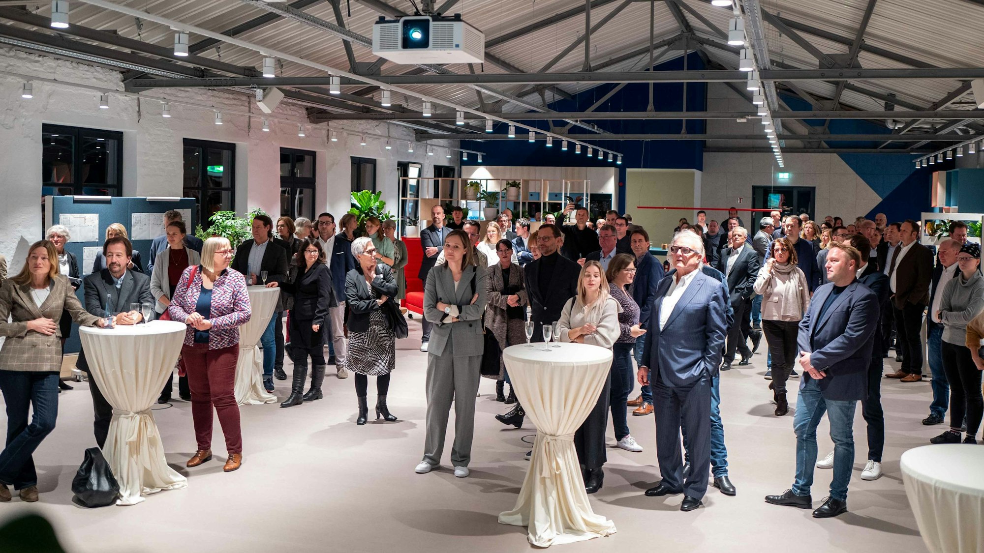 Das Bild zeigt zahlreiche Gäste während der Eröffnung der Ideenfabrik.