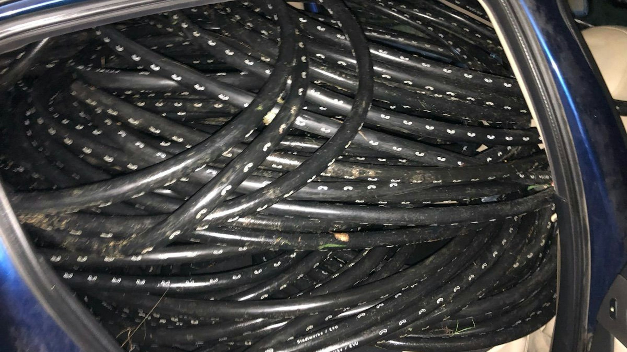 Das Bild zeigt einen Kofferraum voller Kabelstränge.