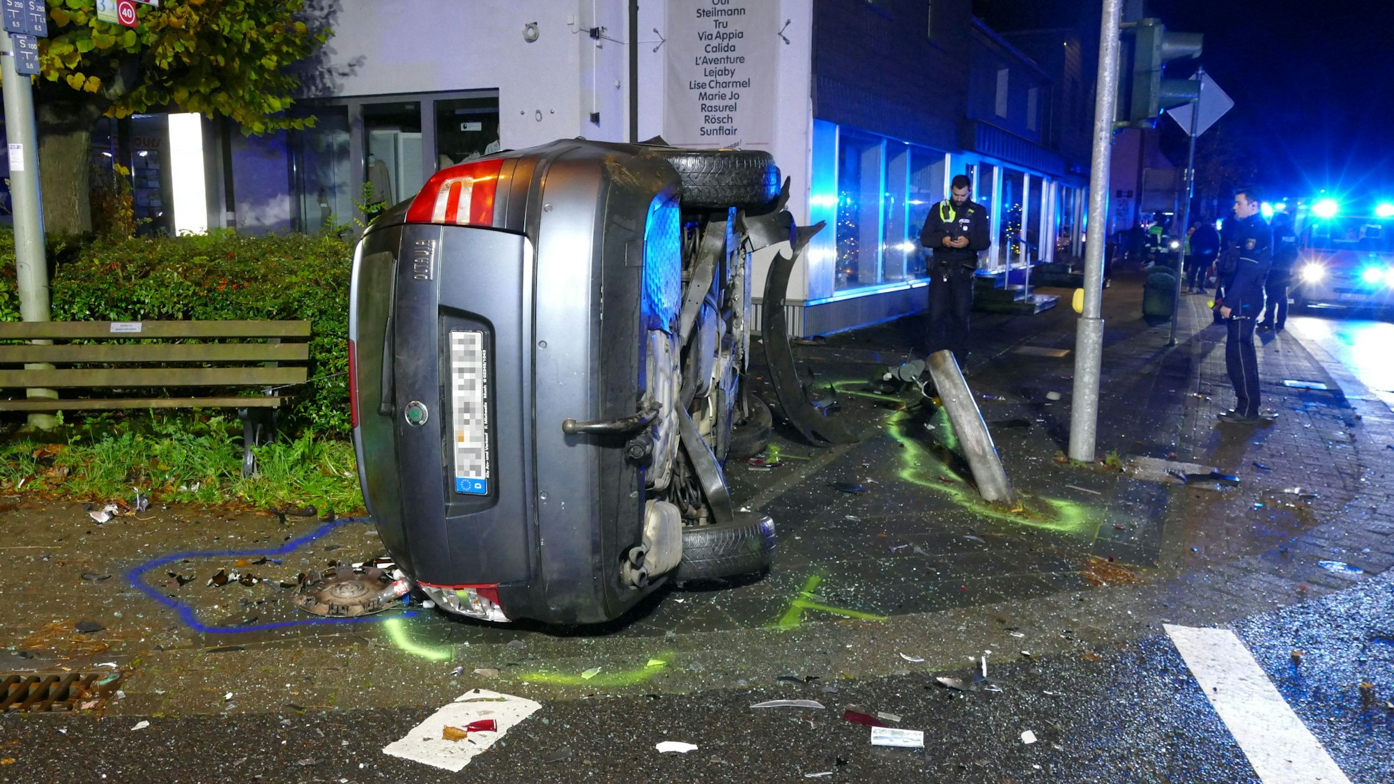 Polizisten sichern Spuren an dem Skoda des Unfallverursachers.