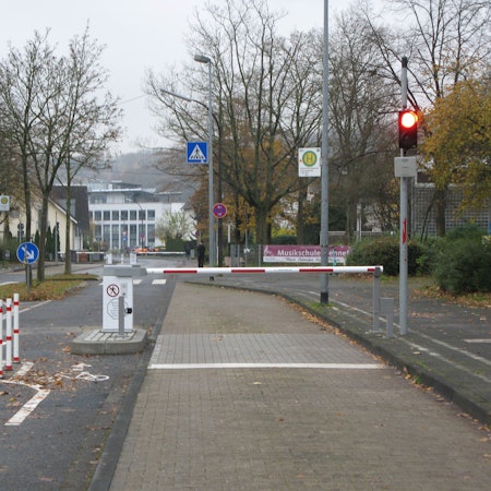 Rot-weiße Schranken und eine Rot zeigende Ampel verhindern den Durchgangsverkehr an den Schulen in der Fritz-Jacobi-Straße.