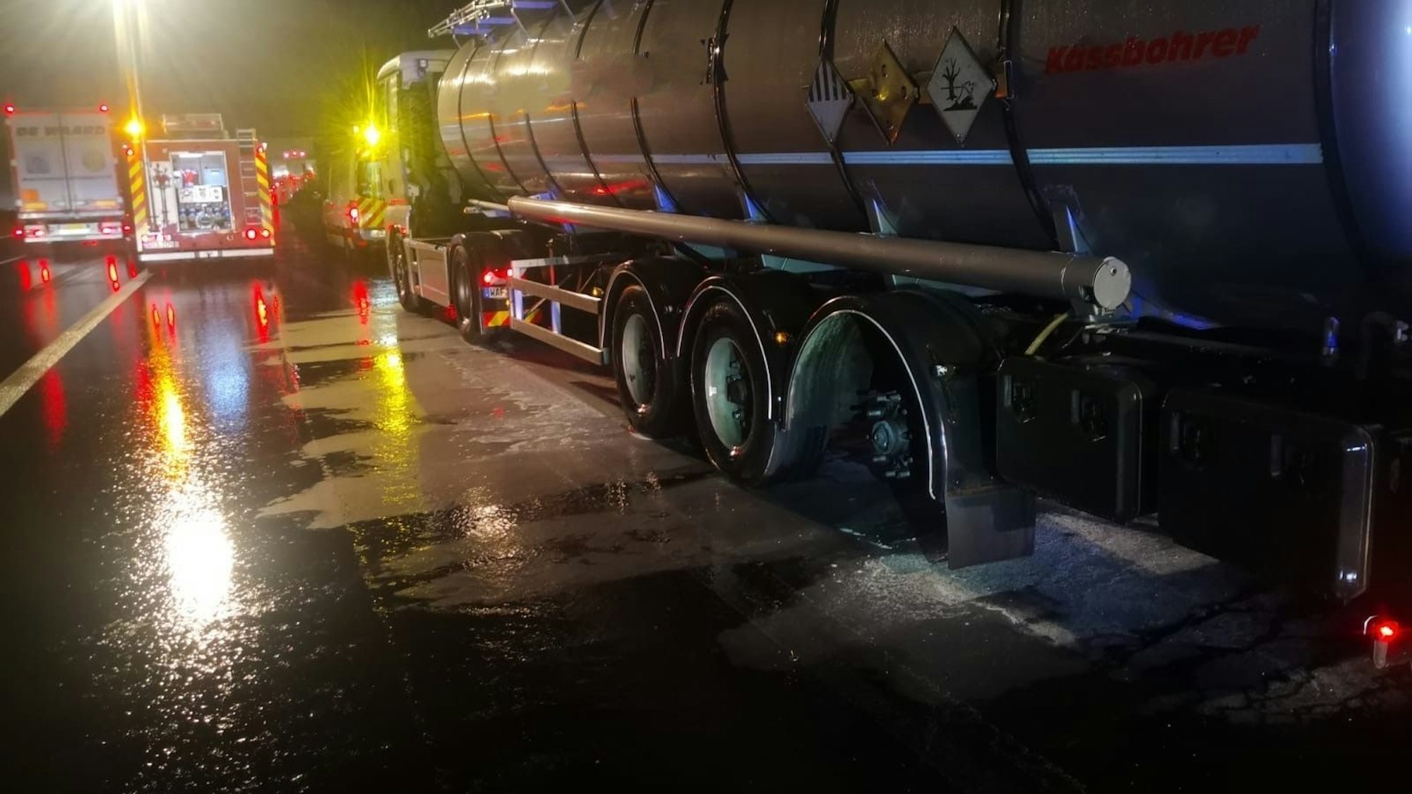 Reifen von Heizöl-Gefahrgut-Transporter abgebrannt 21112023