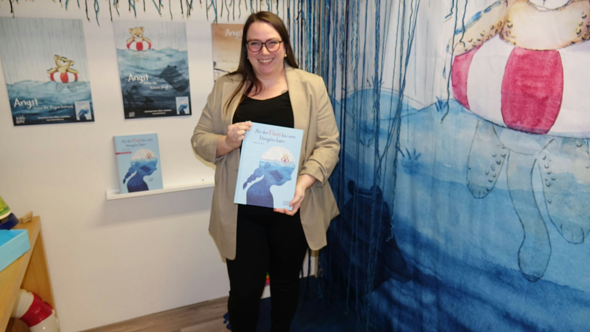 Michaela Kuhl hat das Kinderbuch: „Als der Fluss bei uns klingeln kam“ zur Aufarbeitung der Schrecken des Ahrhochwassers von 2021 für ihre Tochter geschrieben und illustriert.