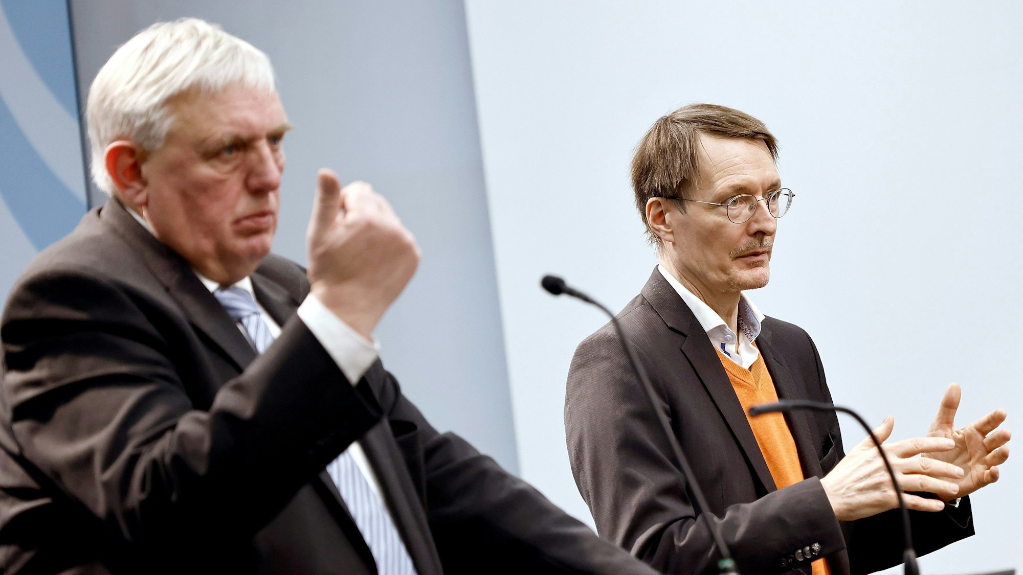 NRW-Gesundheitsminister Karl-Josef Laumann (l, CDU), und Bundesgesundheitsminister Karl Lauterbach (SPD) bei einer Pressekonferenz im Januar 2023.