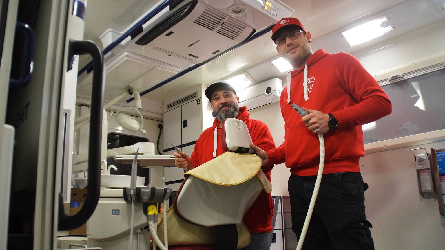 Alexander Schafigh (links) und Christian Novoselac in der mobilen Zahnstation.
