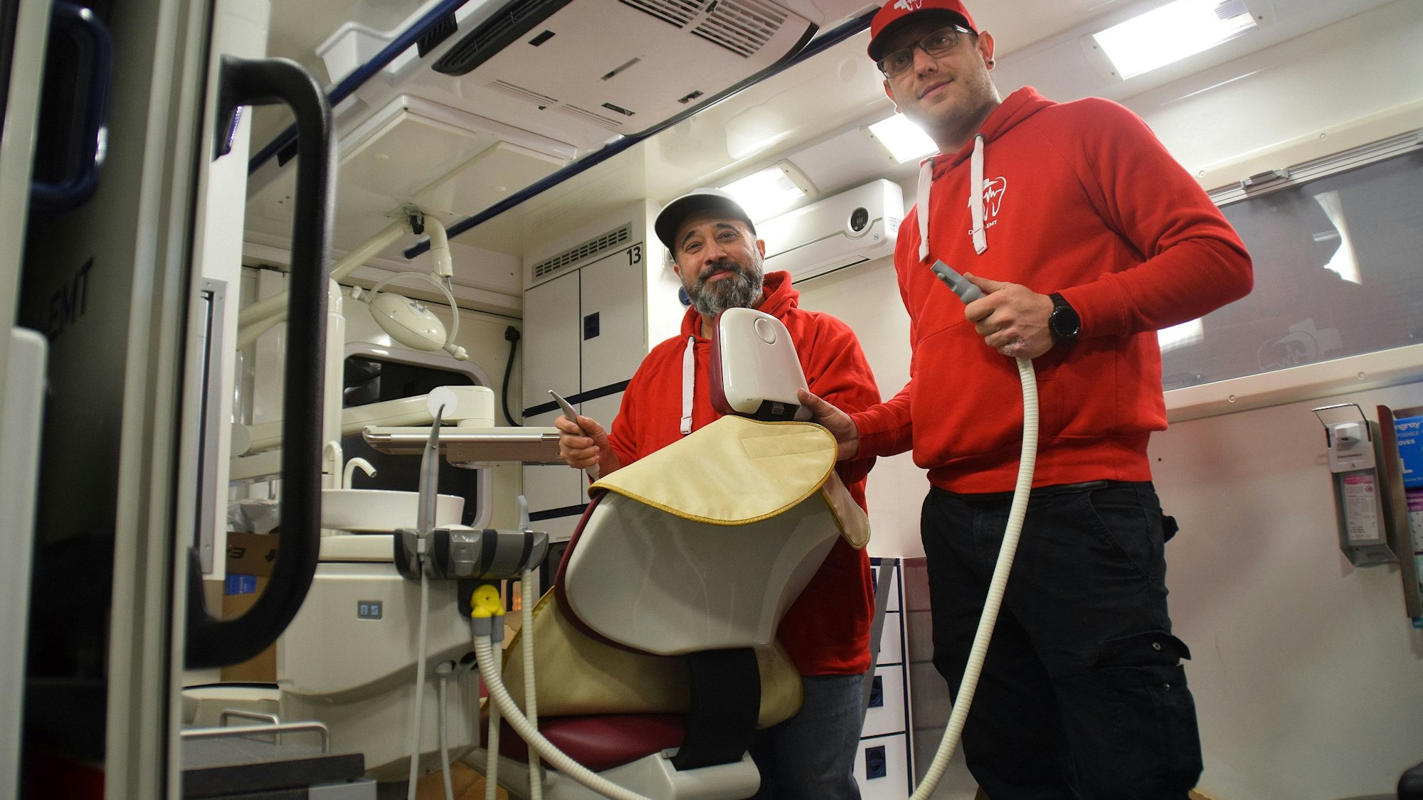 Alexander Schafigh (links) und Christian Novoselac in der mobilen Zahnstation.