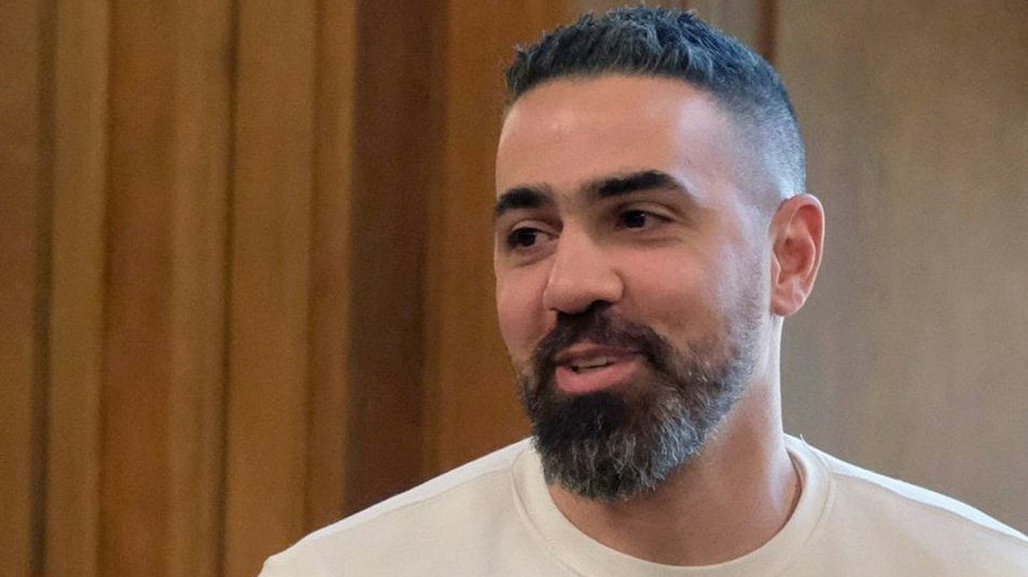 ARCHIV - 30.10.2019, Sachsen, Leipzig: Bushido, Rapper und Musikproduzent, kommt in einen Saal des Bundesverwaltungsgerichtes. Vor dem Landgericht München I wird nun eine Klage des Rappers gegen seinen Musikerkollegen Fler verhandelt. Dabei geht es um Rechte an der Wortmarke «Carlo Cokxxx Nutten». (zu dpa «Bushido verklagt anderen Rapper wegen "Carlo Cokxxx Nutten"») Foto: Sebastian Willnow/dpa +++ dpa-Bildfunk +++