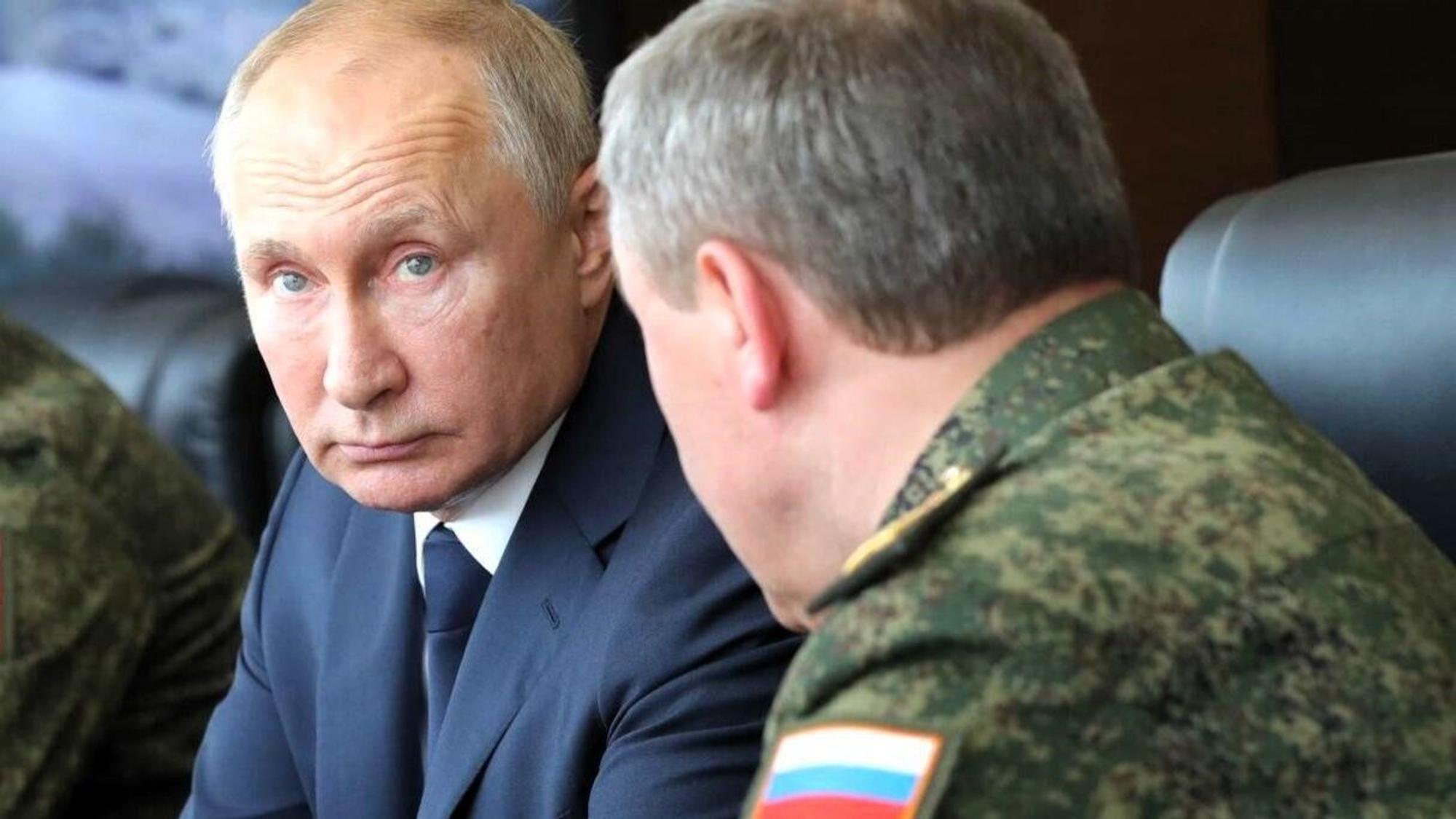 Wladimir Putin im Gespräch mit Generalstabchef Valeri Gerasimow. (Archivbild)