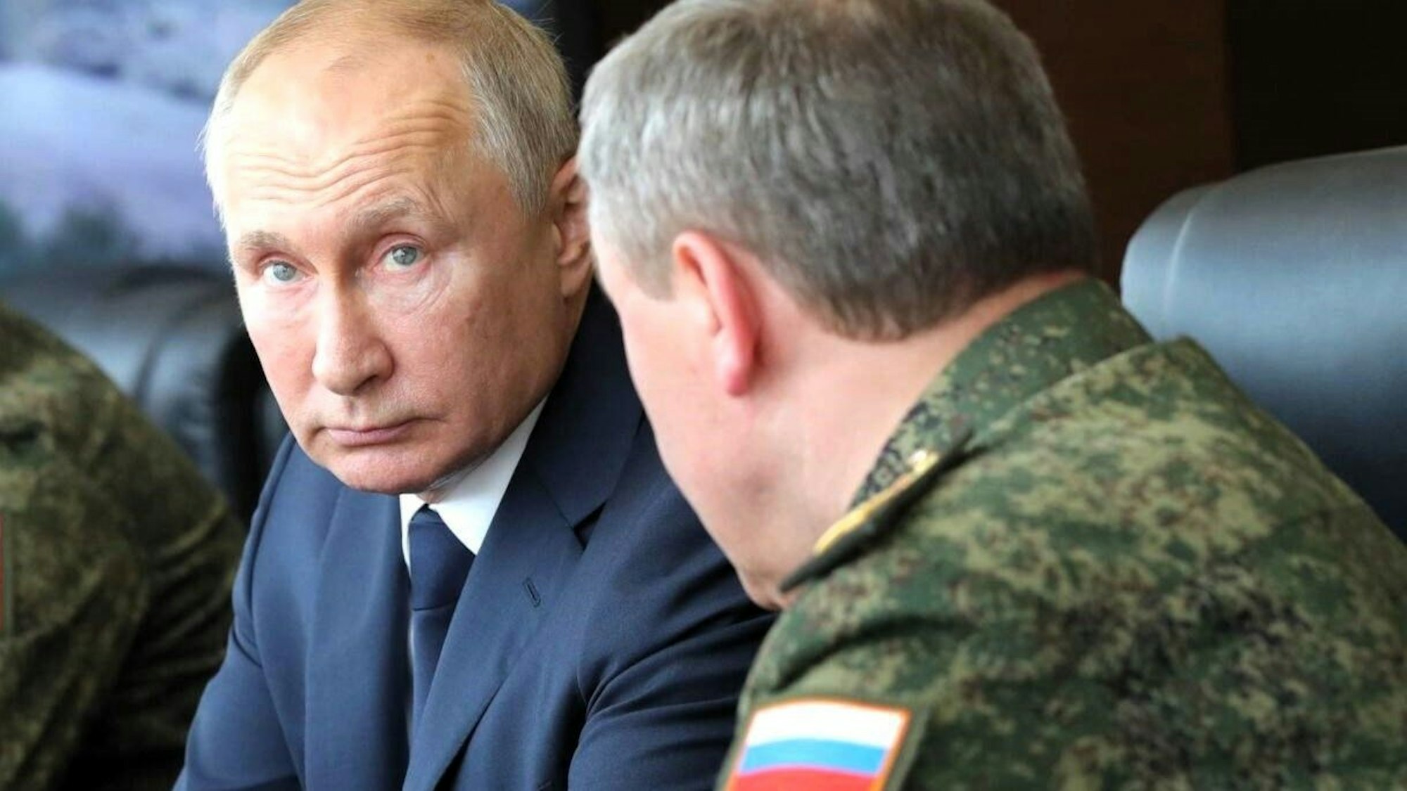 Wladimir Putin im Gespräch mit Generalstabchef Valeri Gerasimow. (Archivbild)