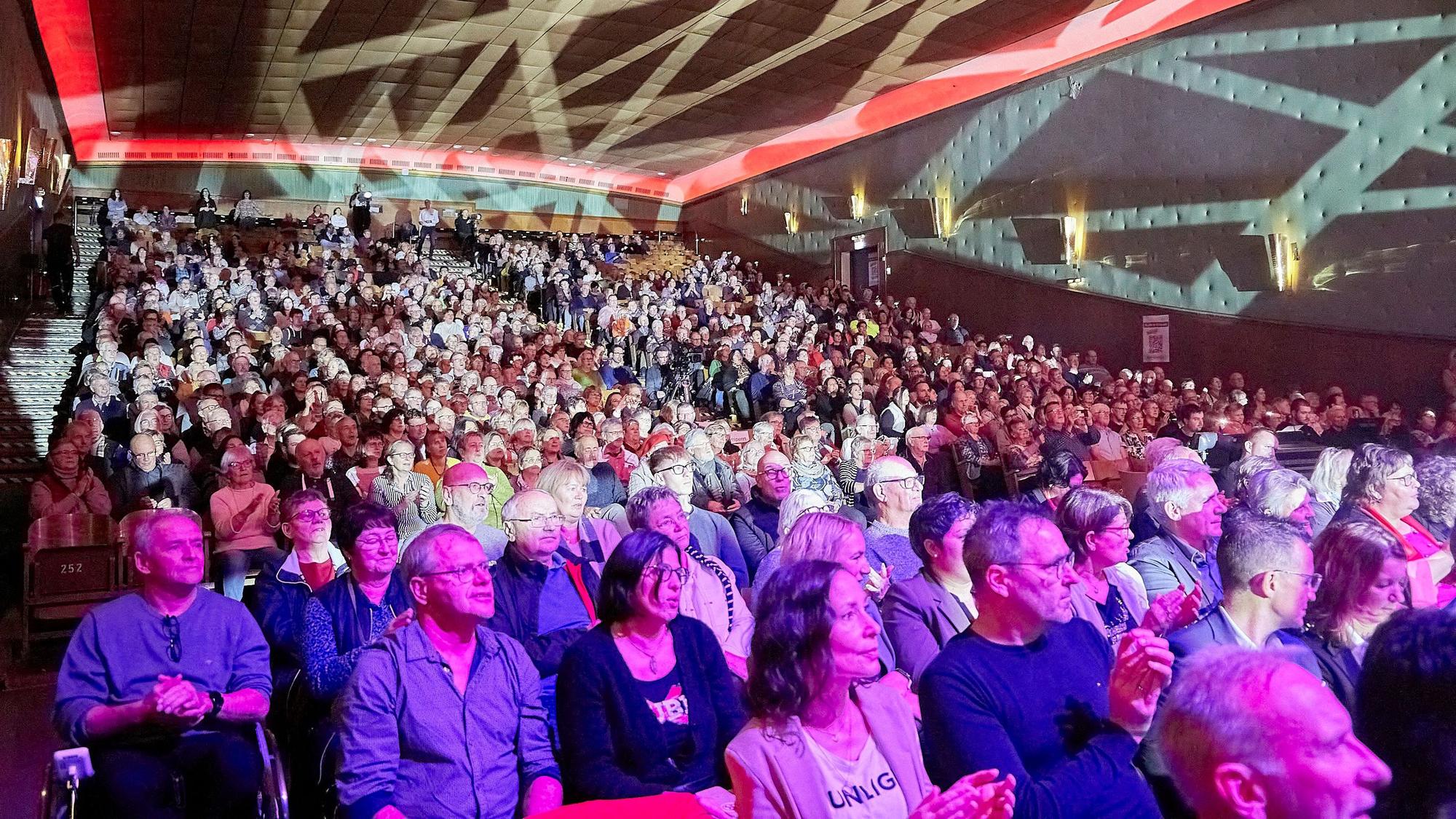 Blick in den imposanten und bis auf den letzten Platz besetzten Zuschauerraum des Kulturkinos Vogelsang.
