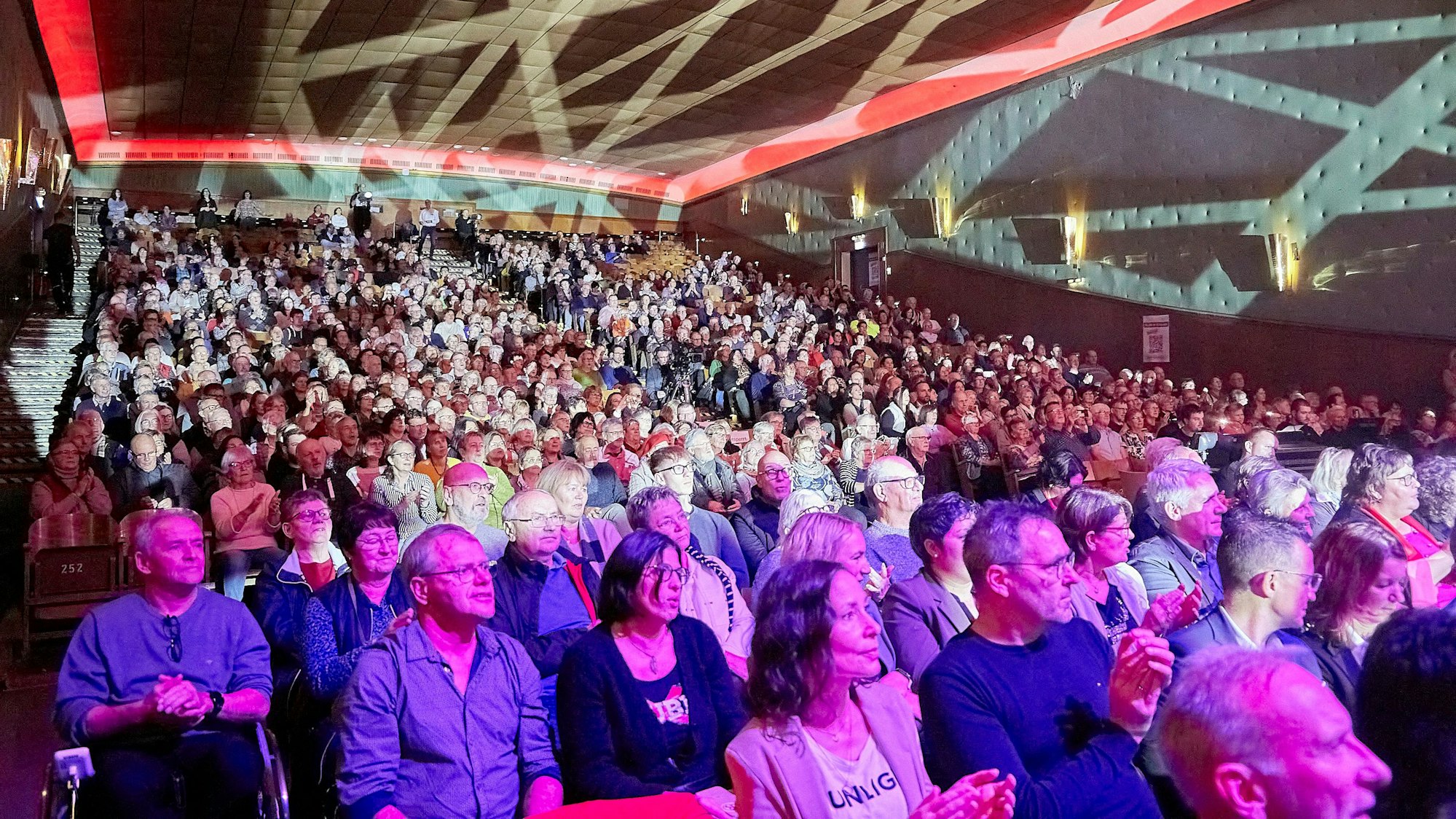 Blick in den imposanten und bis auf den letzten Platz besetzten Zuschauerraum des Kulturkinos Vogelsang.