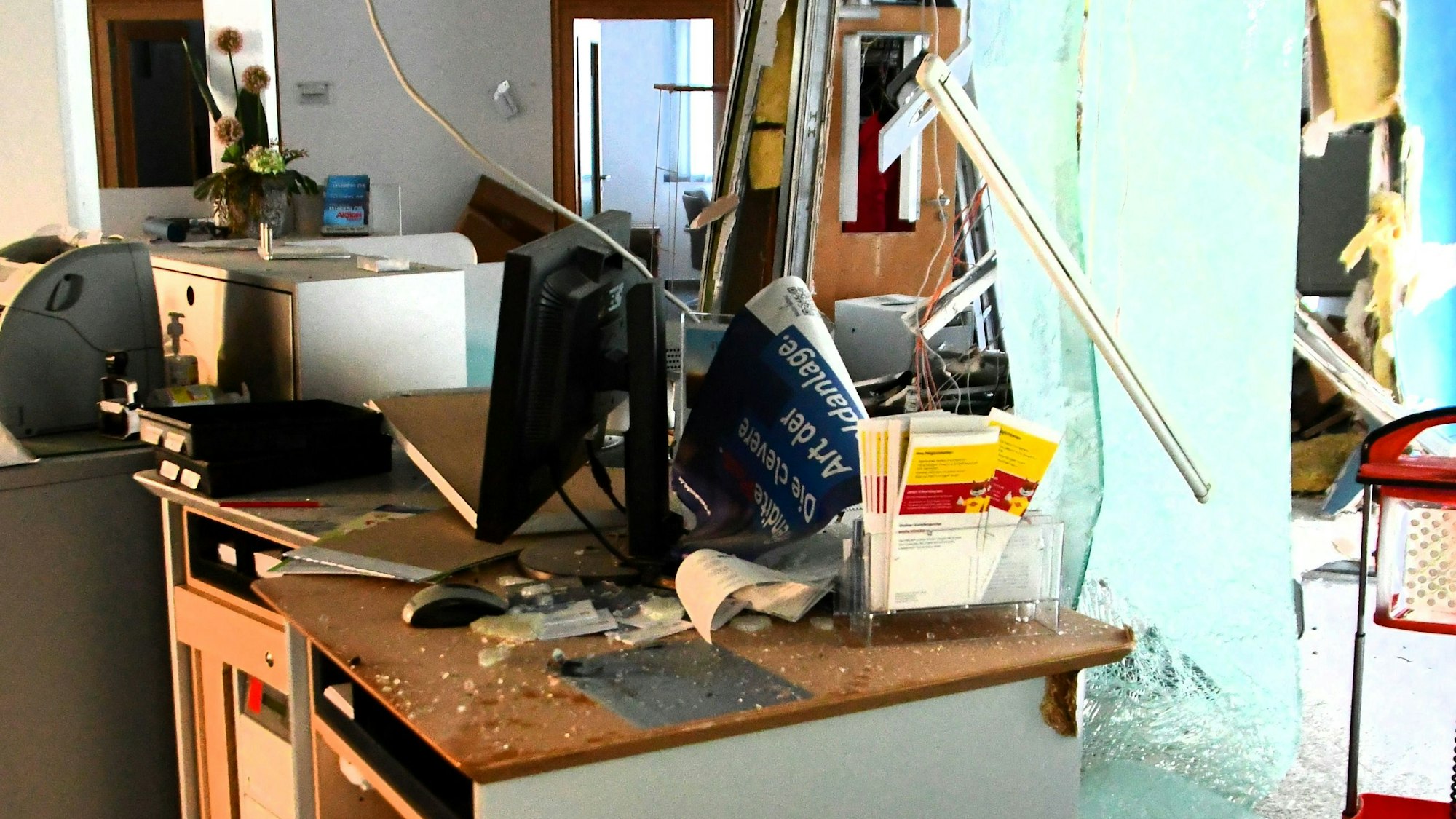 Teile der Bankfiliale in Ahrbrück sind durch die Sprengung verwüstet worden.