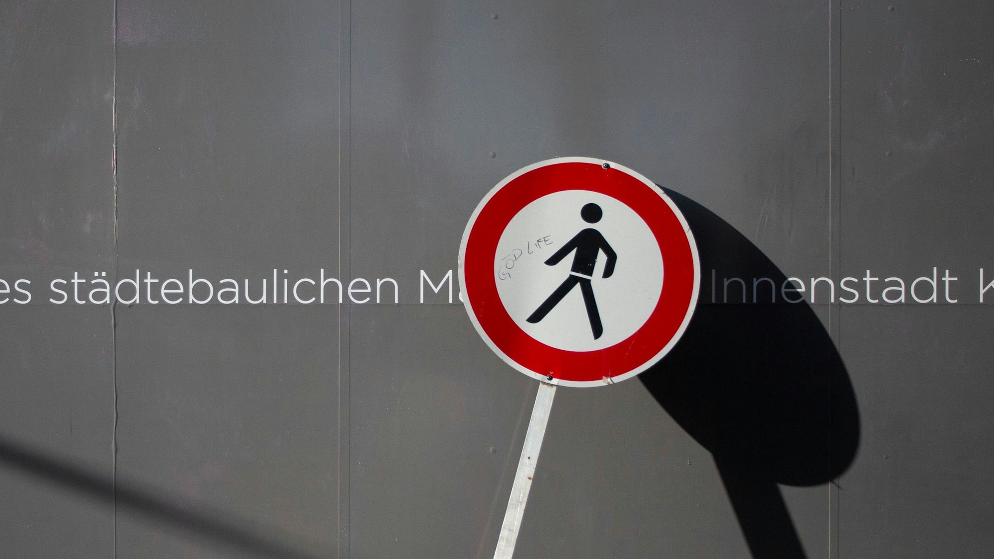 Durchgang verboten: Schild in der Kölner City.