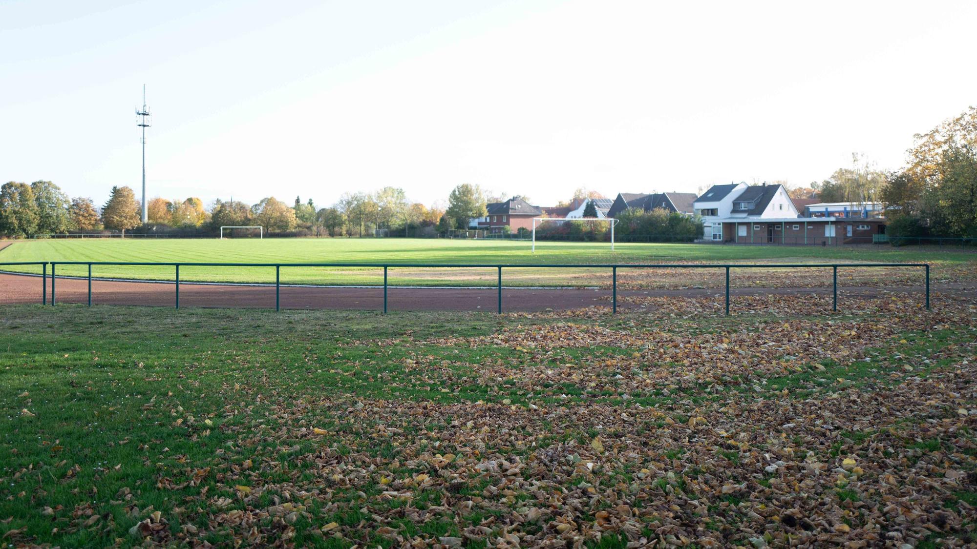 Das Bild zeigt den Rasenplatz im Auel.
