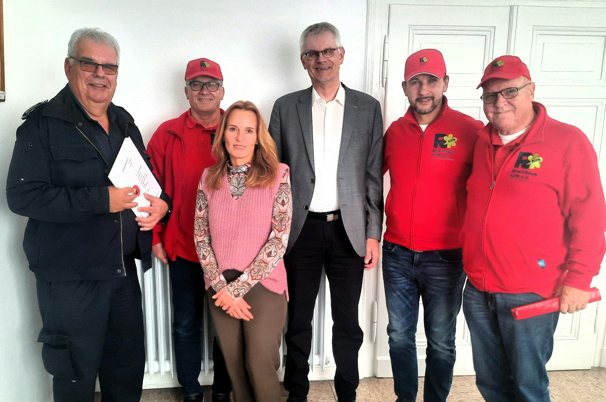 Übergabe (v.l.): Laurenz Kreuser von der Feuerwehr, Andreas Klassen, Daniela Hoffmann, Ludger Banken, Jakob Syzoniatnykov, Alfred Eich.
