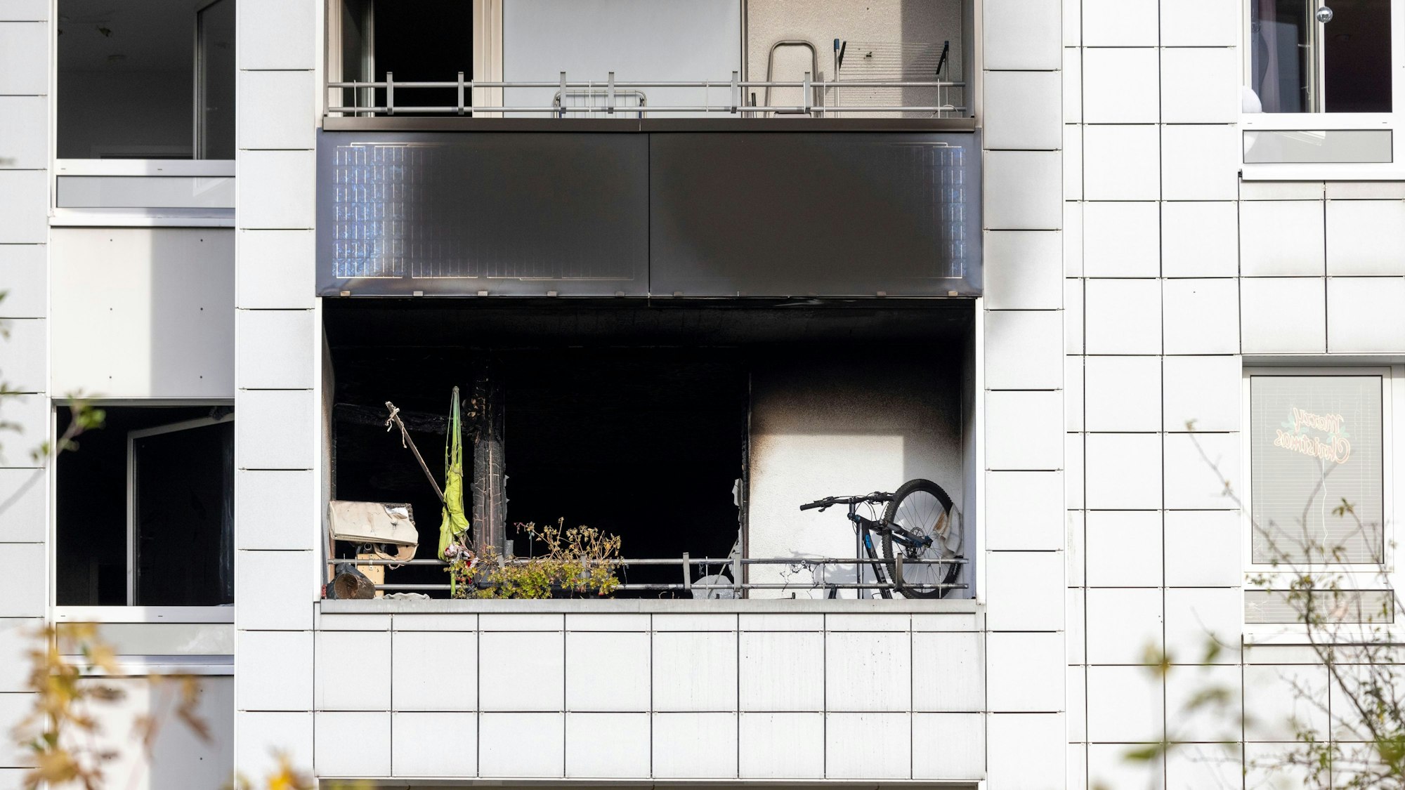 Von diesem Balkon im zweiten Stock sprang der Mann.