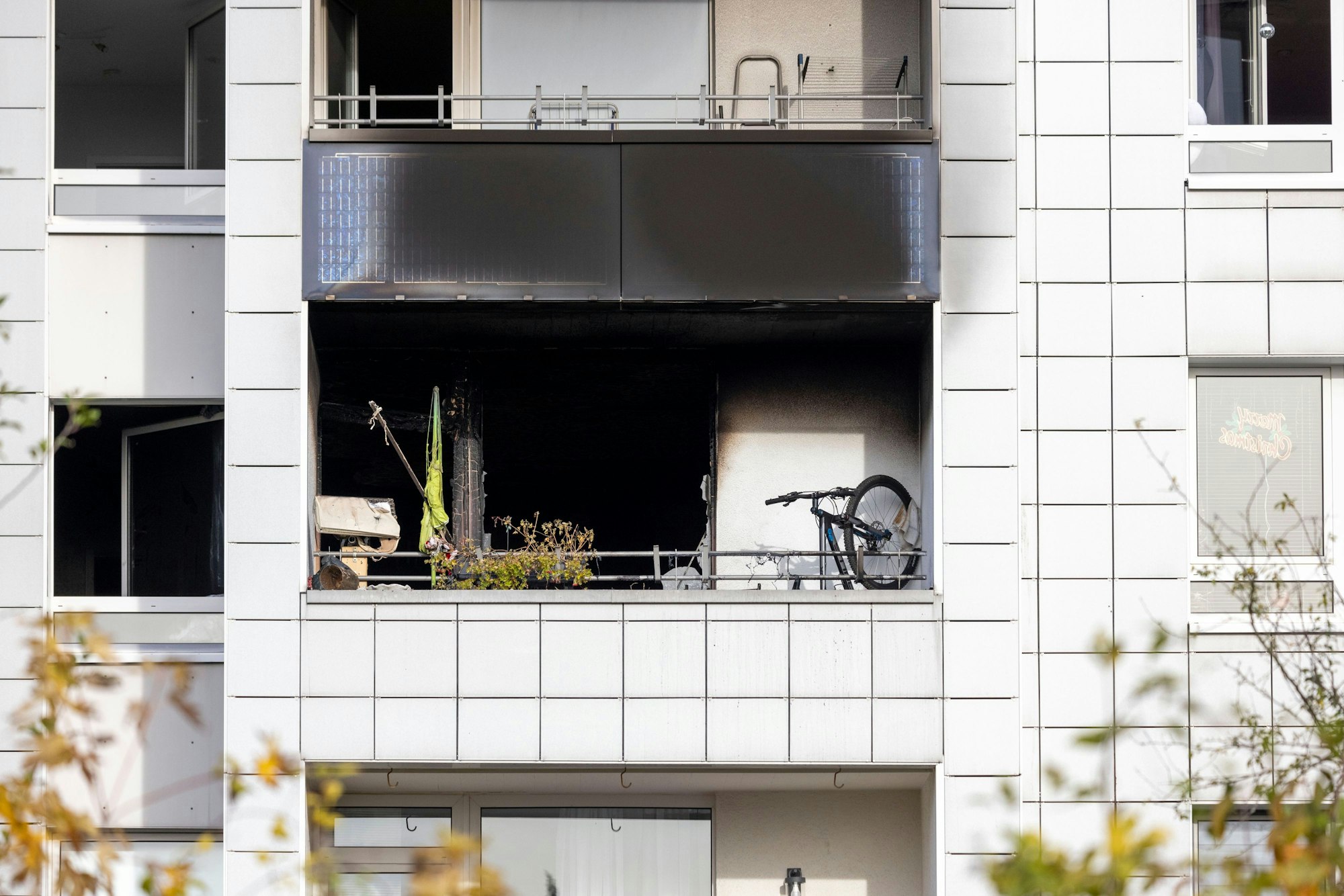 Von diesem Balkon im zweiten Stock sprang der Mann.