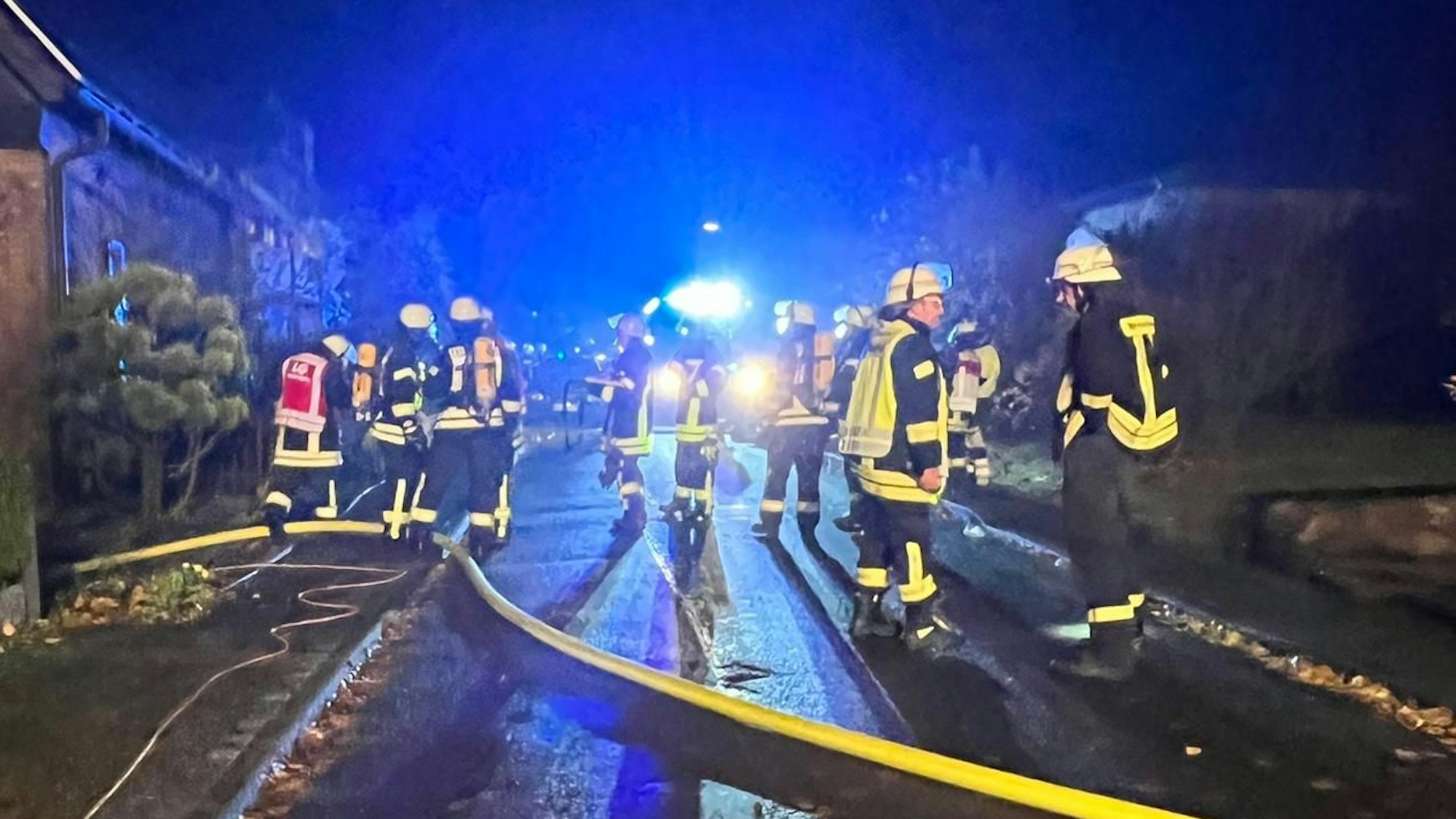 Das Bild zeigt mehrere Feuerwehrleute im Einsatz.