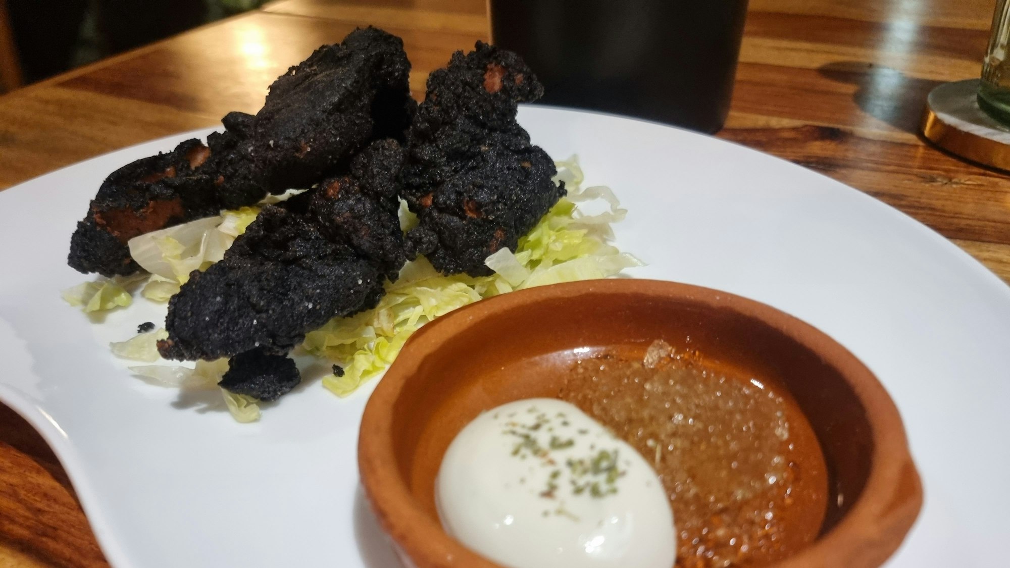 Frittiertes Huhn mit Lauchasche, Majoran und Apfelessig.