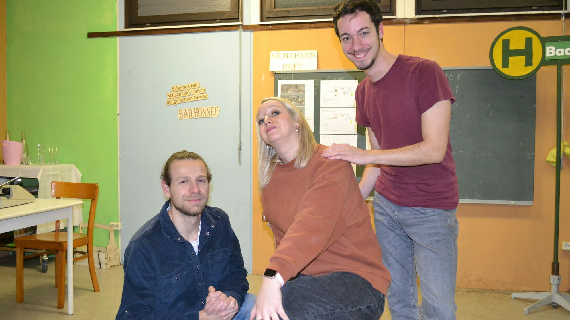 Drei Schauspieler des Theatervereins Rheidt auf der Bühne: Shirin Stett als Daphne, links neben ihr Johannes Mies als Robert und rechts Daniel Gómez Sandow als Karl.