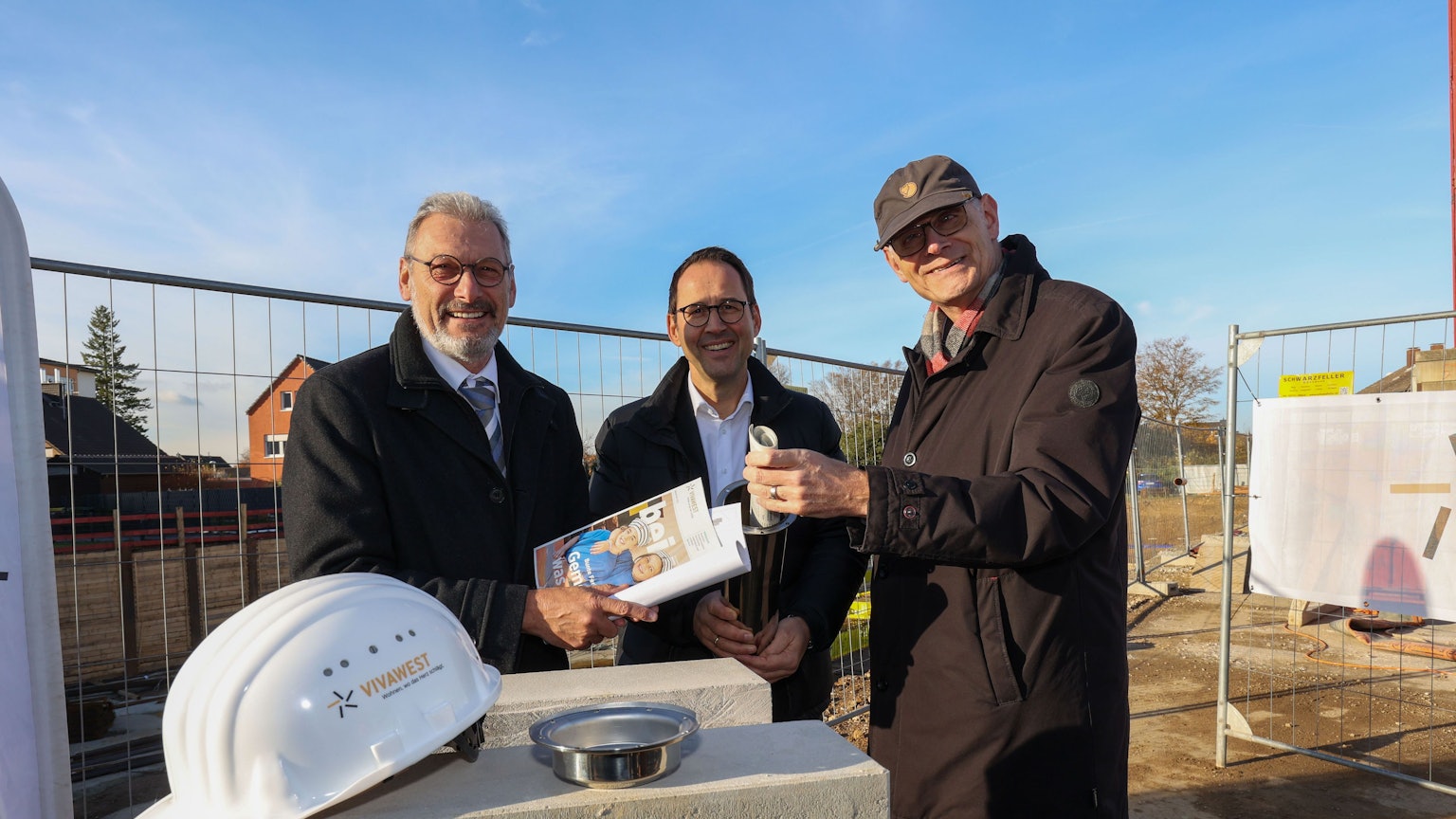 Der Vorsitzende des Vivawest-Geschäftsführung Uwe Eichner, der Geschäftsführer der Weisenburger Bau GmbH Matthias Ryzlewicz und Bürgermeister Ludger Banken am 22.11.2023 bei der Grundsteinlegung auf dem Majolika-Areal in Rheinbach. Foto Copyright: Petra Reuter