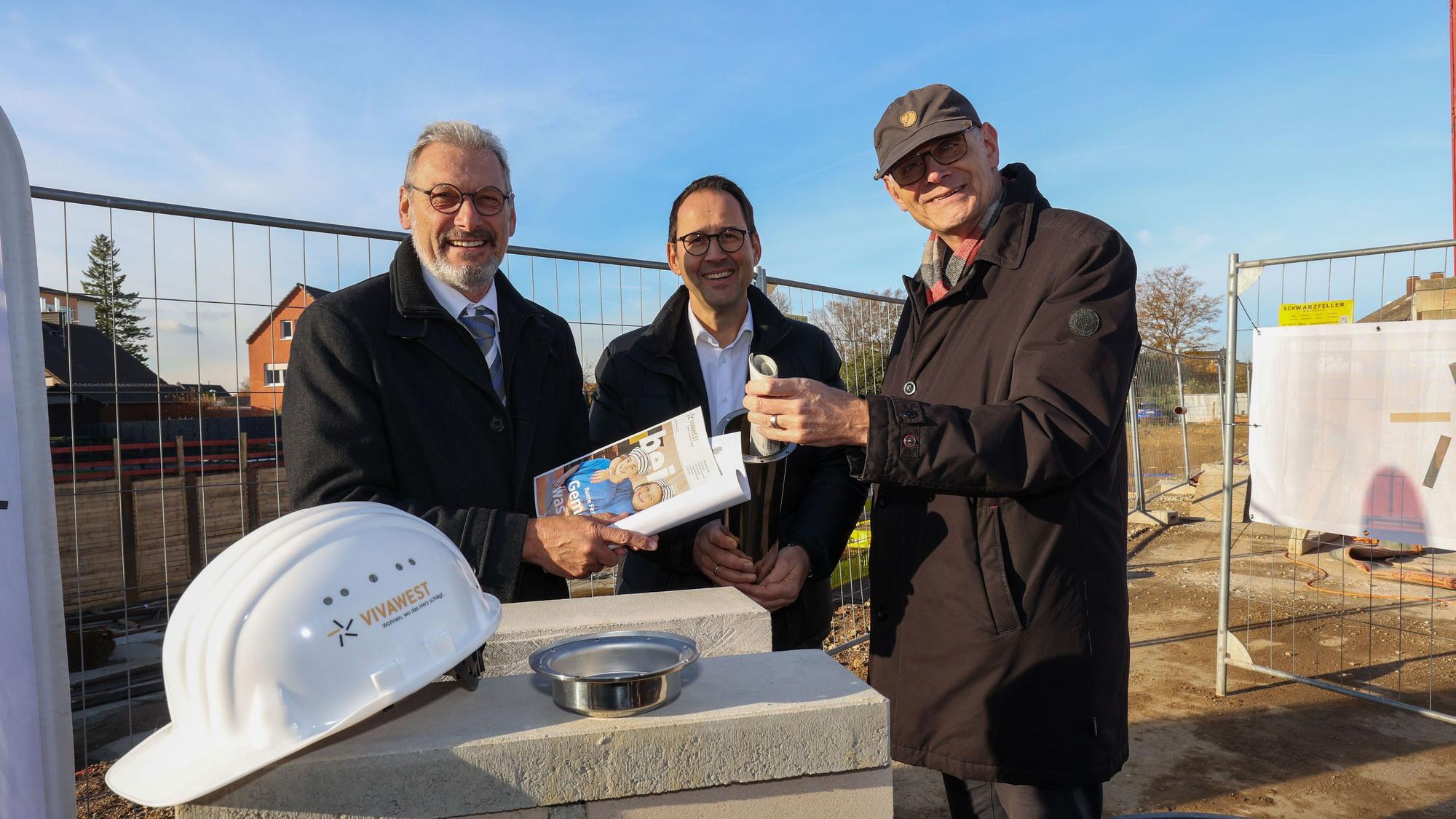 Der Vorsitzende des Vivawest-Geschäftsführung Uwe Eichner, der Geschäftsführer der Weisenburger Bau GmbH Matthias Ryzlewicz und Bürgermeister Ludger Banken am 22.11.2023 bei der Grundsteinlegung auf dem Majolika-Areal in Rheinbach. Foto Copyright: Petra Reuter
