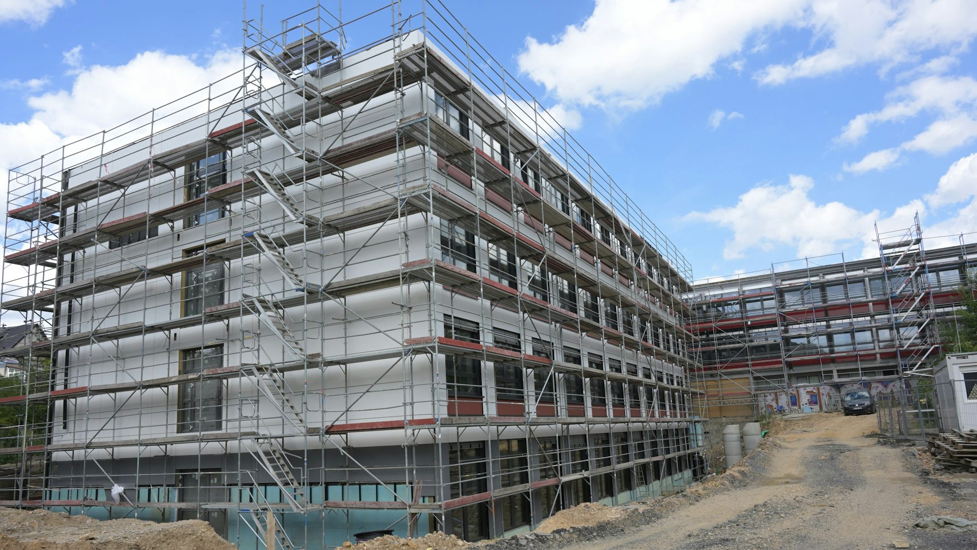 Zwei Gebäudetrakte des Gymnasiums sind eingerüstet.