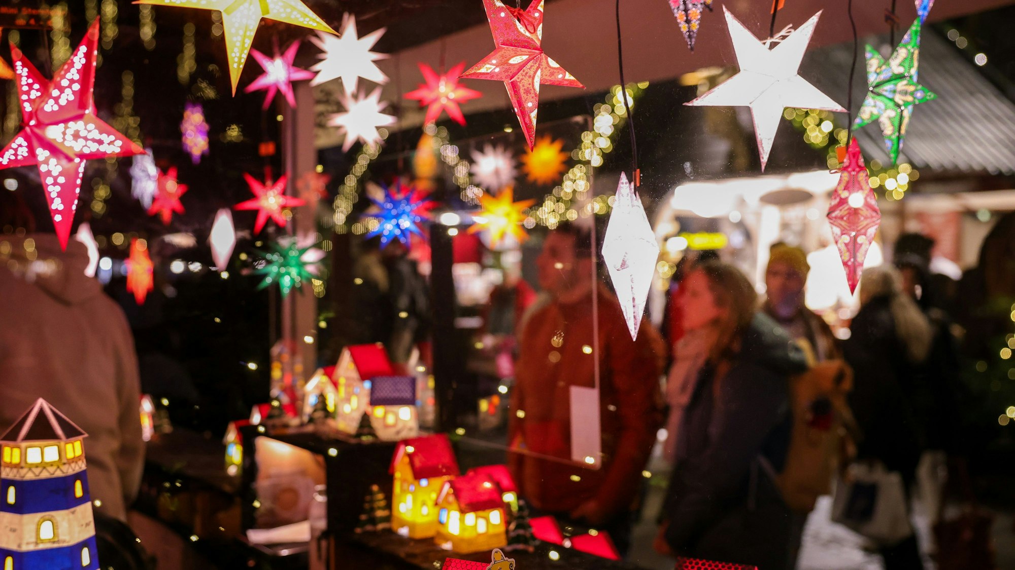 Der Weihnachtsmarkt „Markt der Engel“ auf dem Neumarkt in Köln. (Symbolbild)