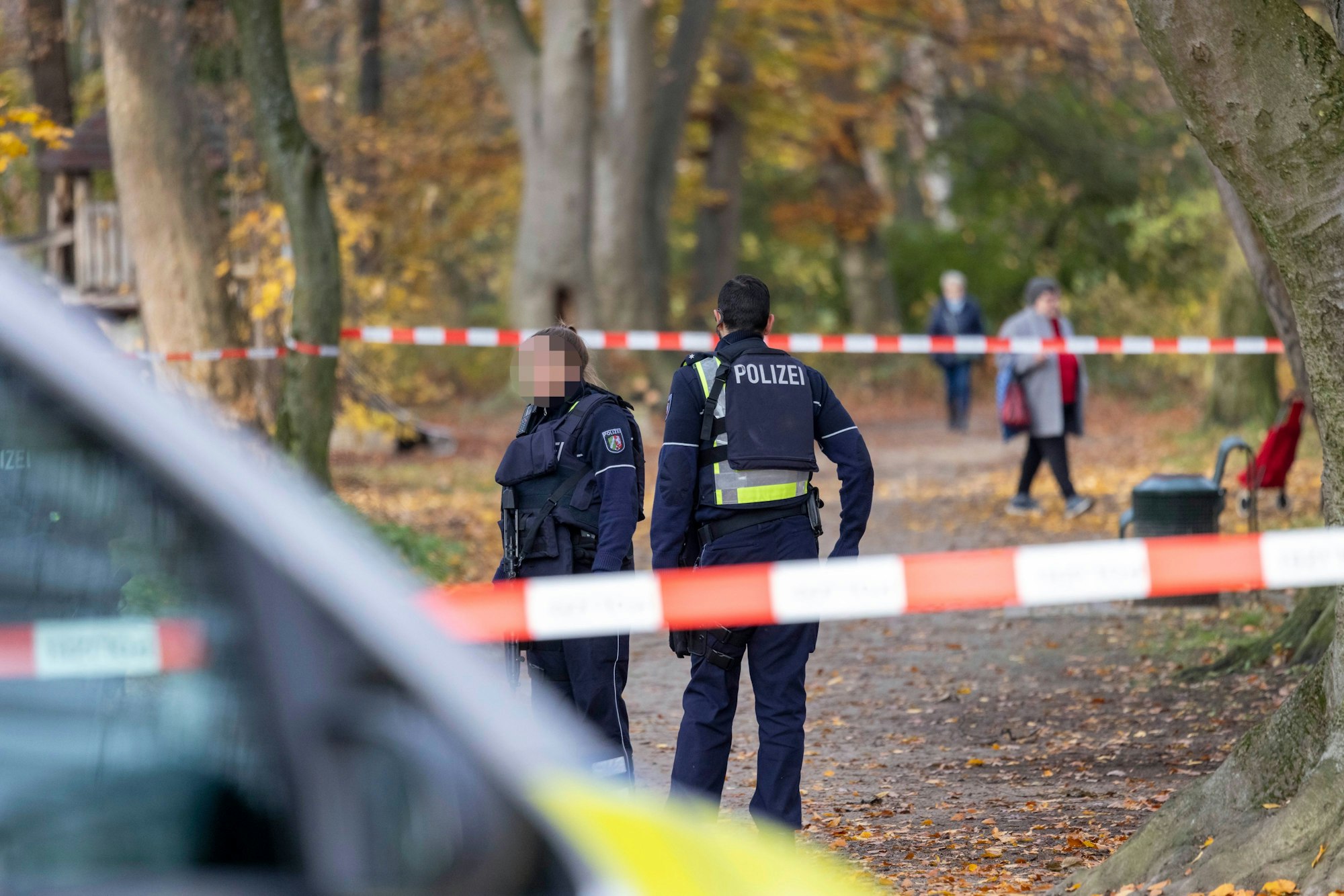 Einsatzkräfte sperrten die Umgebung ab.