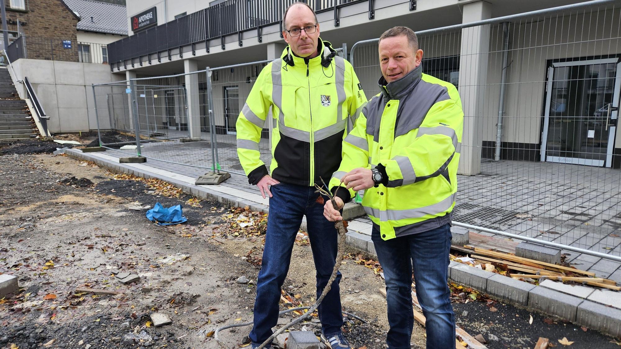 Das Bild zeigt Lothar Schatten (l.) und Günter Margraff vom Bauamt der Gemeinde Kall auf der Baustelle.
