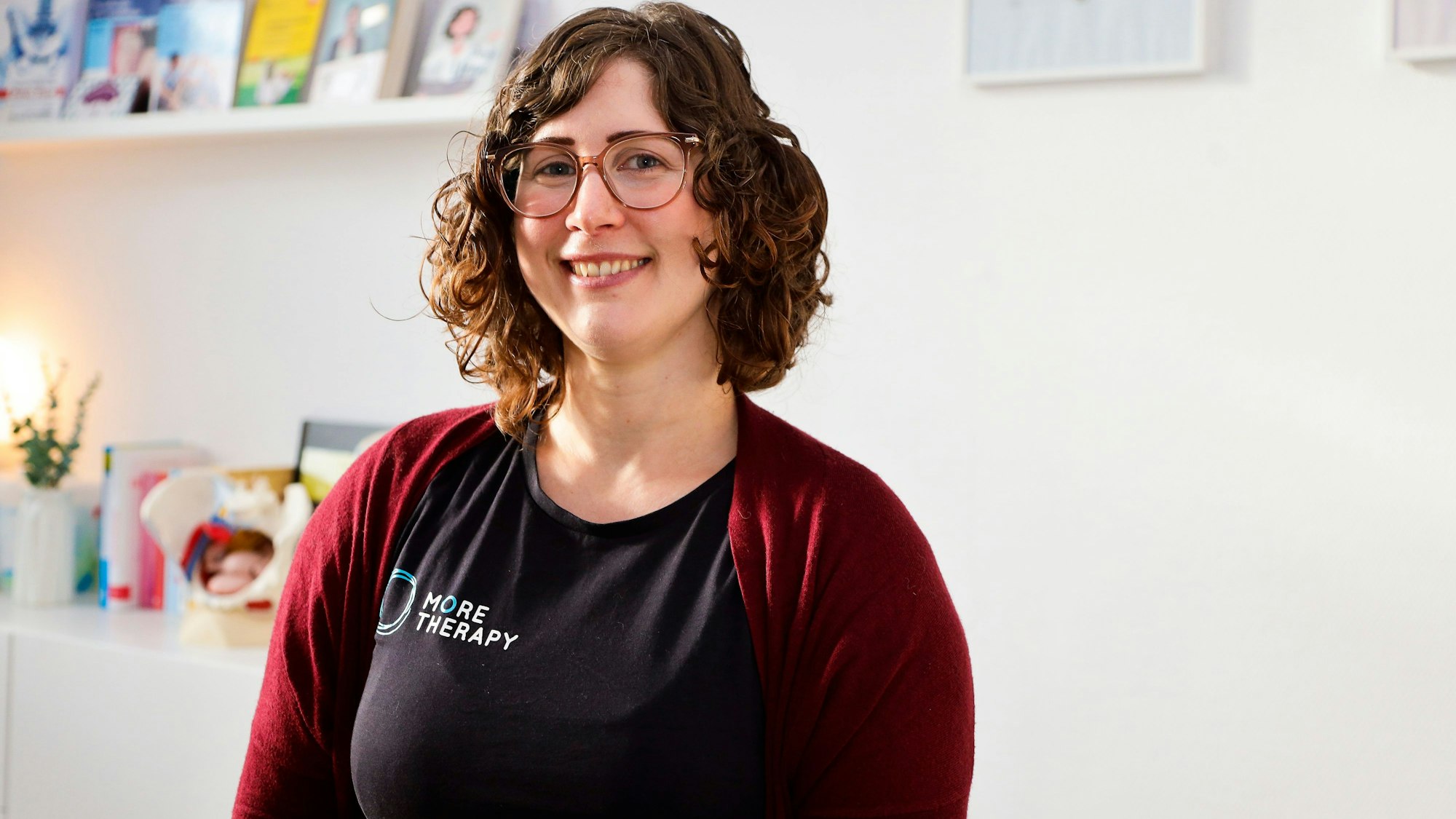 Porträt von Physiotherapeutin Anna Schweitzer in ihrer Praxis „MORE Therapy“