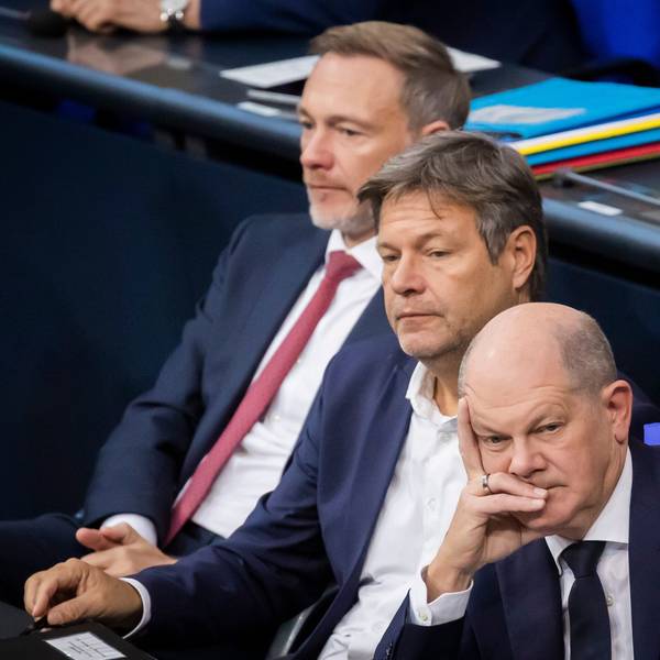 Bundeskanzler Olaf Scholz (SPD, r-l), Robert Habeck (Bündnis 90/Die Grünen), Bundesminister für Wirtschaft und Klimaschutz, und Christian Lindner (FDP), Bundesminister der Finanzen, verfolgen im Plenum des Deutschen Bundestages die Debatte.