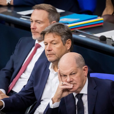 Bundeskanzler Olaf Scholz (SPD, r-l), Robert Habeck (Bündnis 90/Die Grünen), Bundesminister für Wirtschaft und Klimaschutz, und Christian Lindner (FDP), Bundesminister der Finanzen, verfolgen im Plenum des Deutschen Bundestages die Debatte.