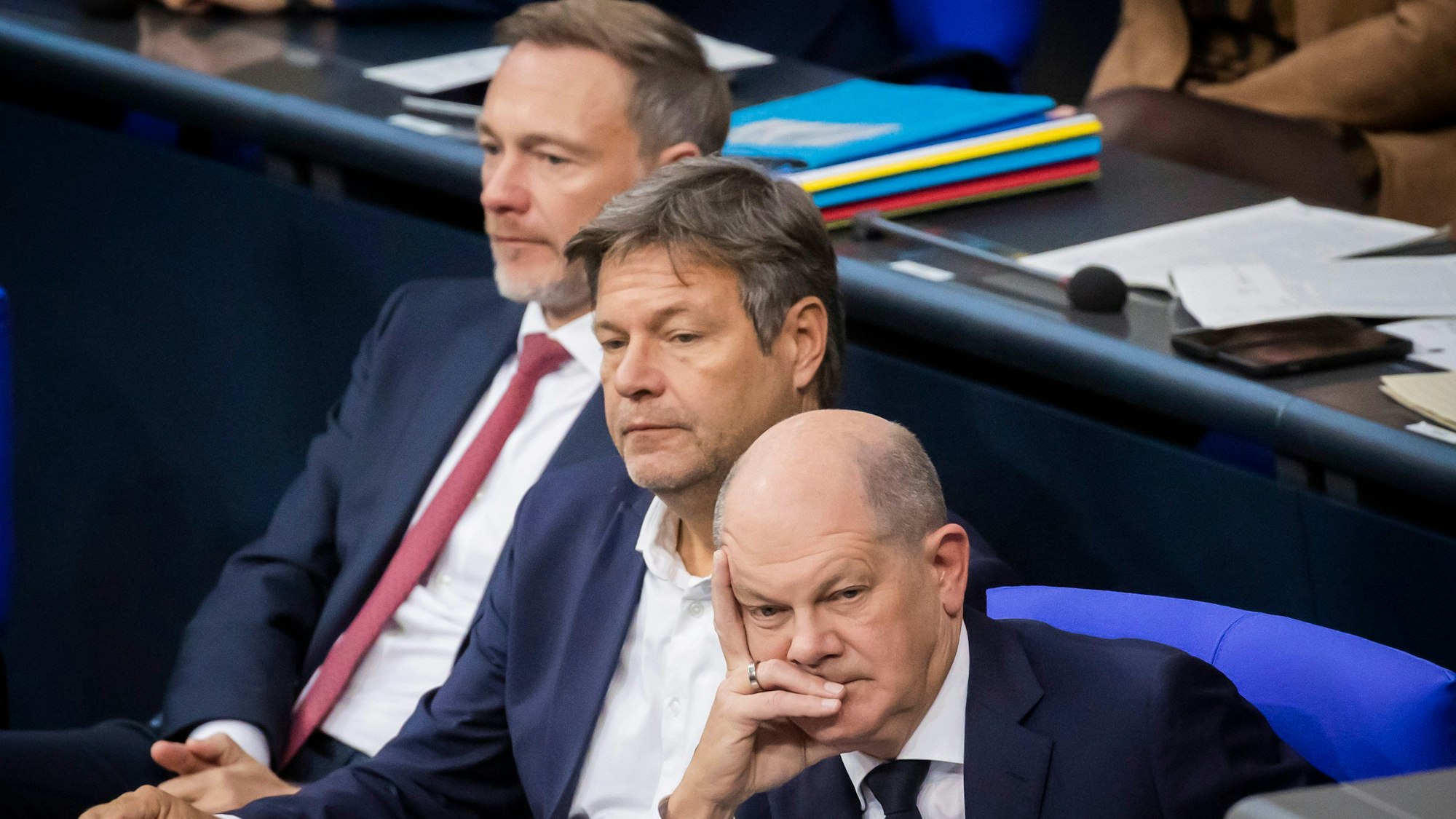 Noch viele Fragezeichen: Die Bundesregierung um Olaf Scholz, Robert Habeck und Christian Lindner ist nach dem Urteil aus Karlsruhe um Schadensbegrenzung bemüht.